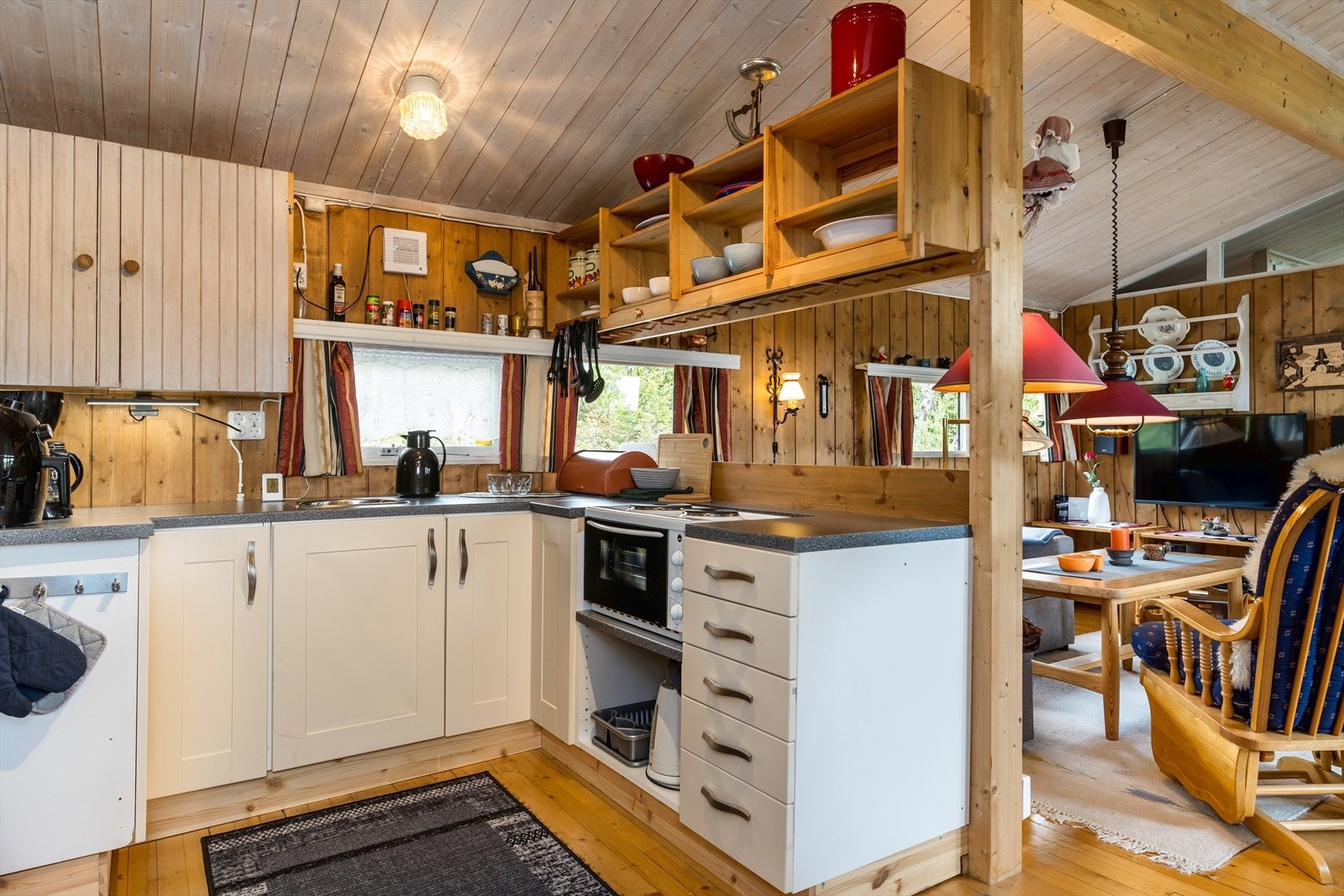 Kjøkkeninnredningen ble satt inn i 2020. Kjøkkenet er innredet med hybelkomfyr og utslagsvask. Galleribilde