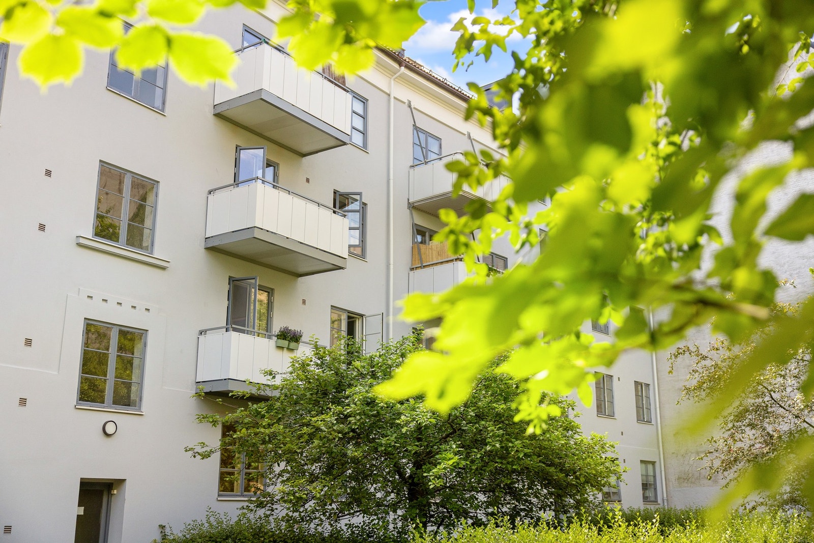 Eiendommen ligger i et sentralt og meget ettertraktet boligområde på St. Hanshaugen, rett ved parken på St. Hanshaugen. Galleribilde
