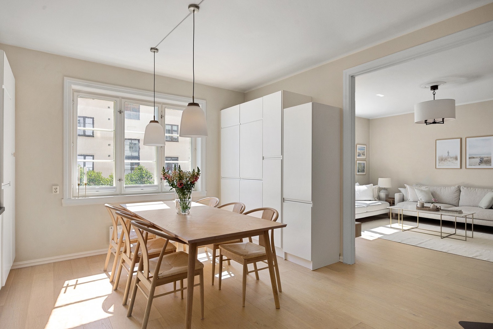 God plass til spisebord med tilhørende spisestoler. Galleribilde