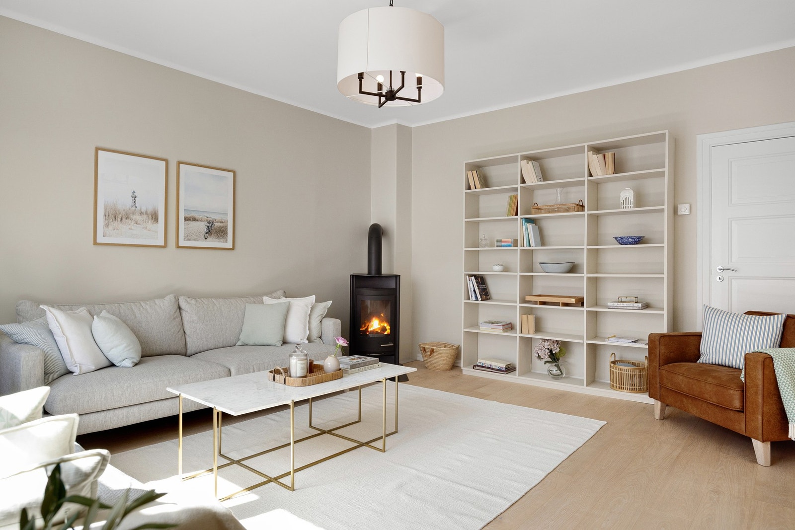 Leiligheten ligger fint til i byggets 2. etasje, med en gjennomgående og bra planløsning. Galleribilde