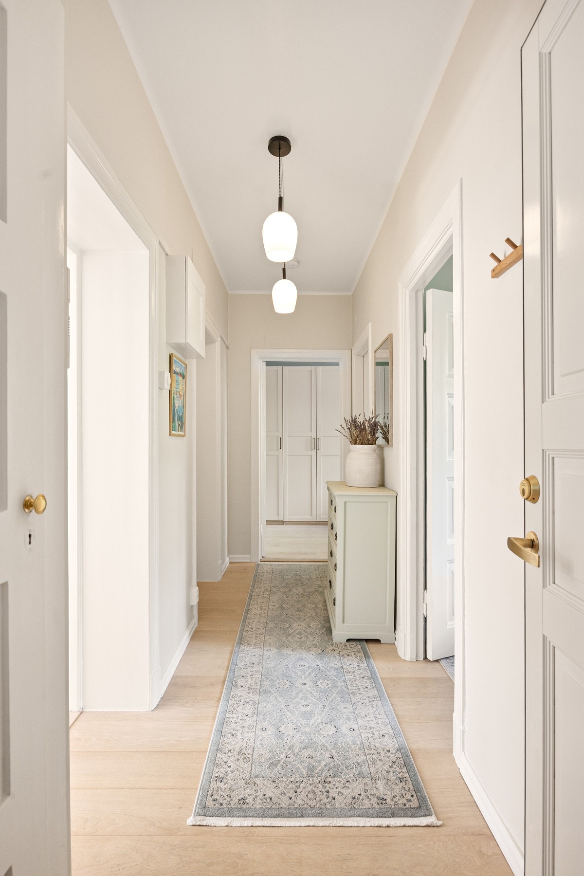 Innbydende entré med plass til ytterklær og sko. Galleribilde