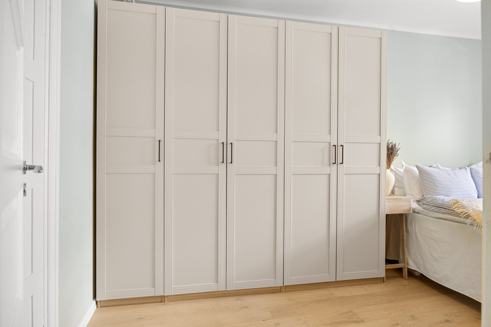 Stort garderobeskap med god oppbevaringsplass. Galleribilde