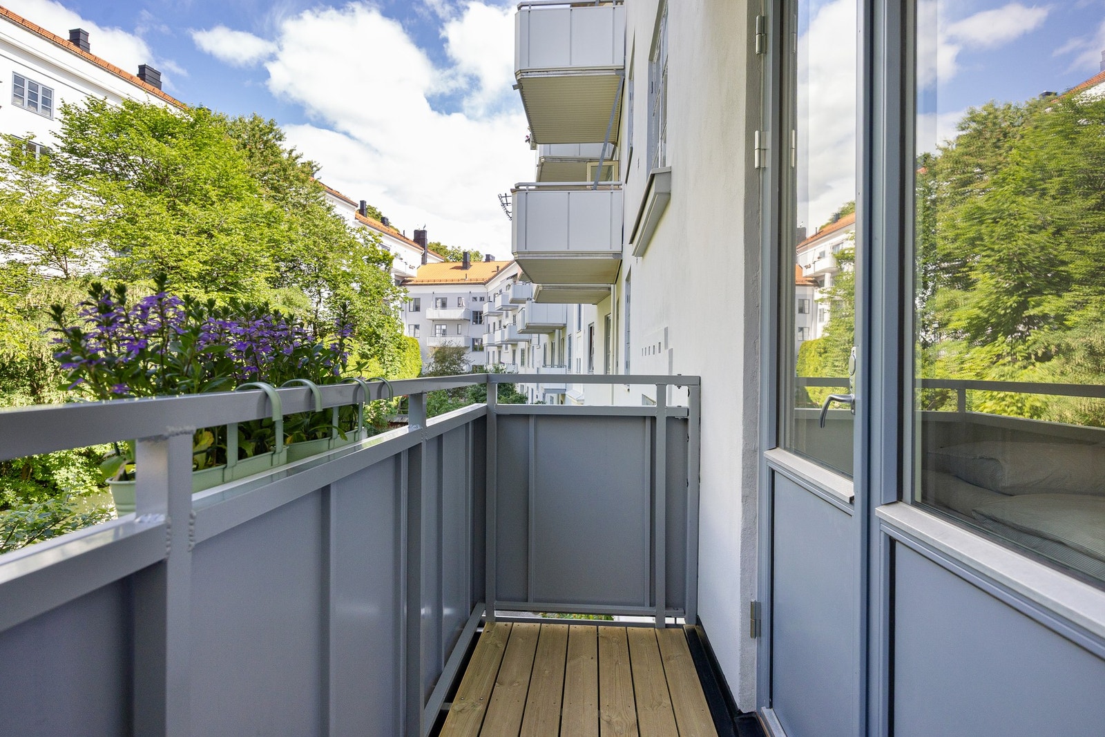 Vendt mot grønn og rolig bakgård. Galleribilde