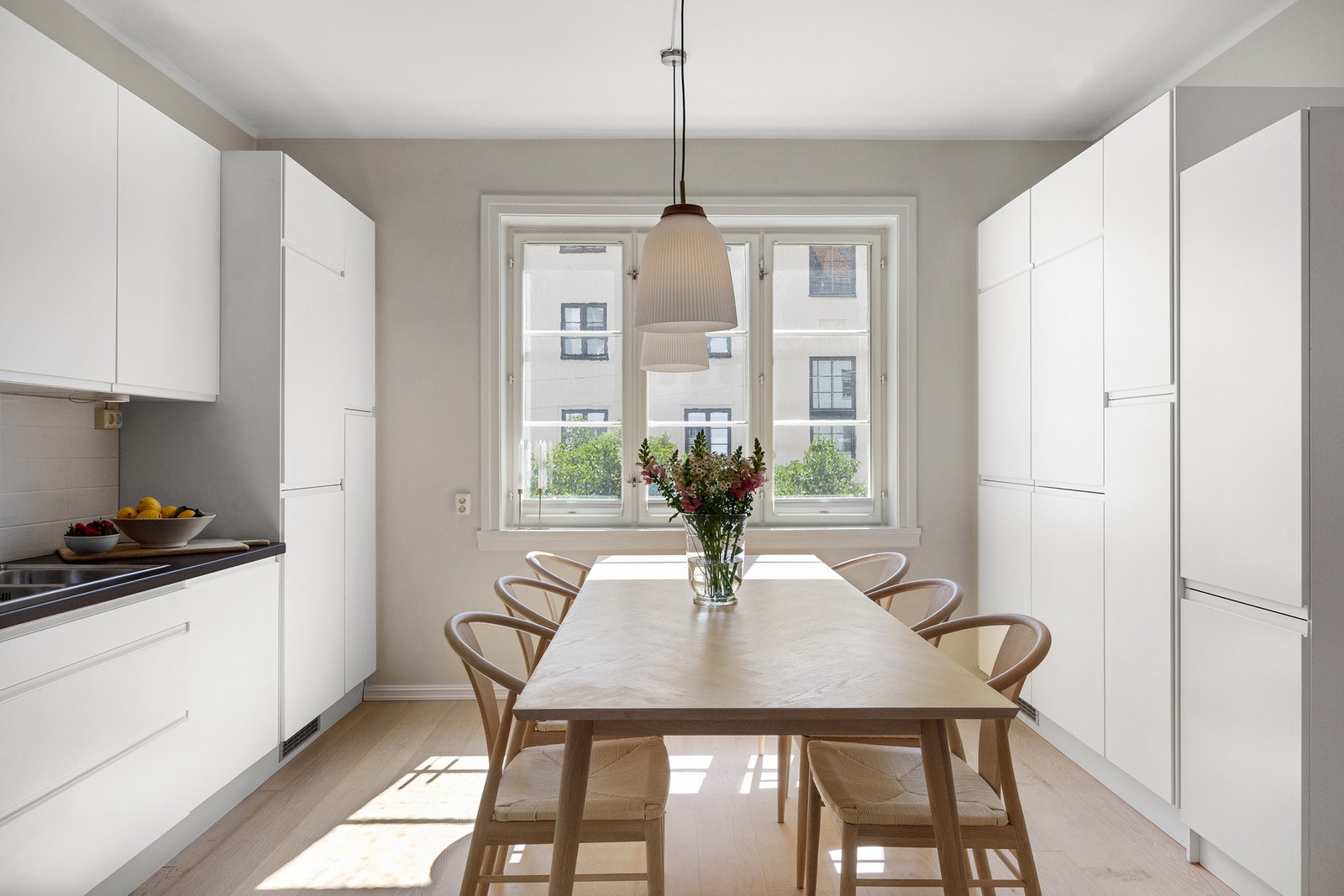 Rikelig med skap- og benkeplass. Galleribilde