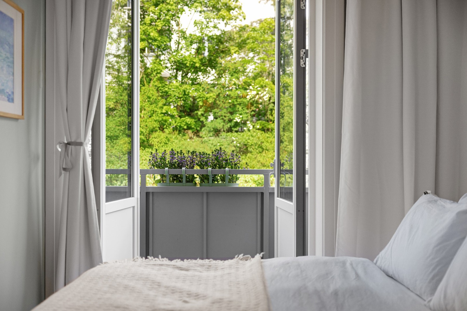 Nordvestvendt balkong som var nyoppført i 2024/2025. Galleribilde