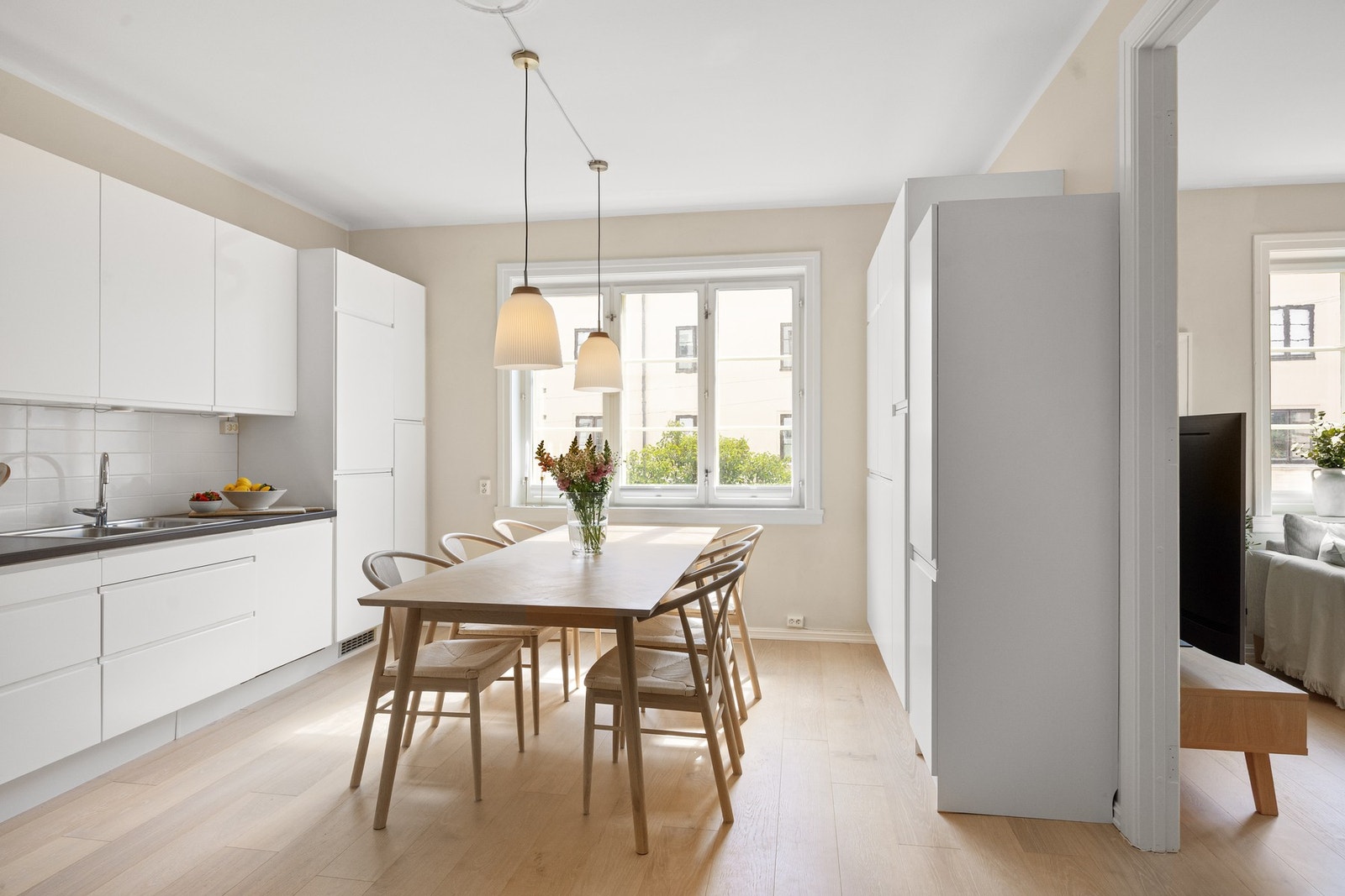 Integrerte hvitevarer som induksjonsplatetopp, oppvaskmaskin, stekeovn og kjøleskap med fryser. Galleribilde