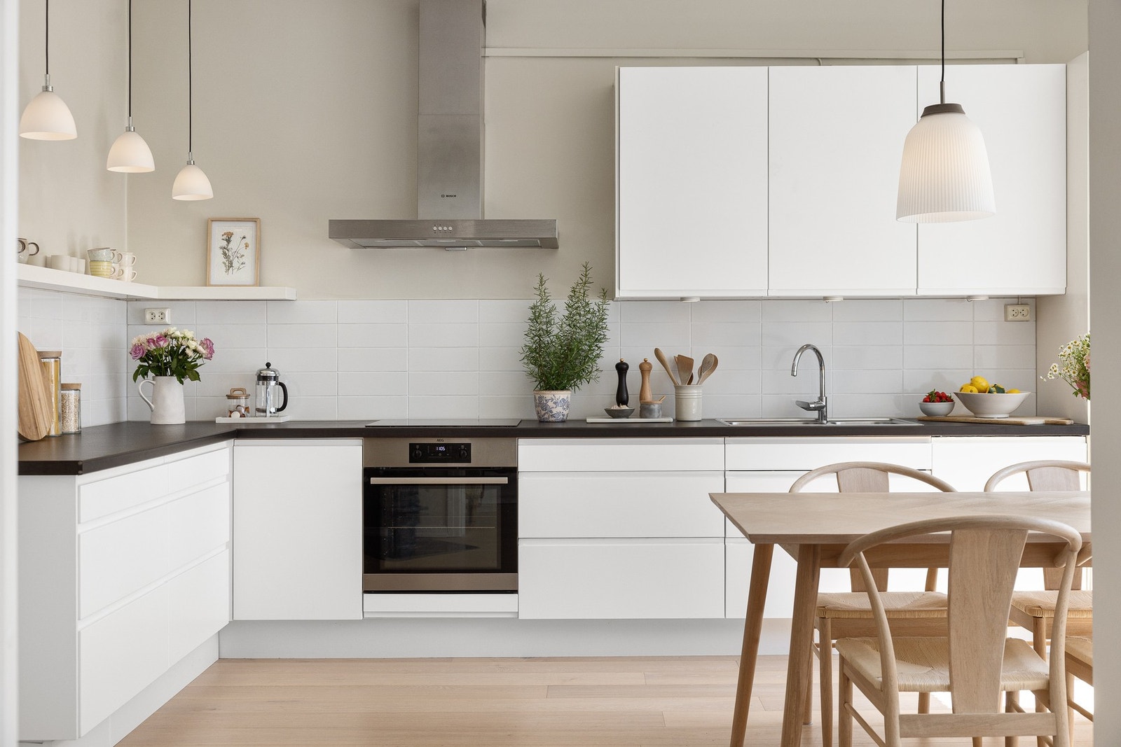 Moderne og stilrent kjøkken med hvite fronter og benkeplate i laminat. Galleribilde