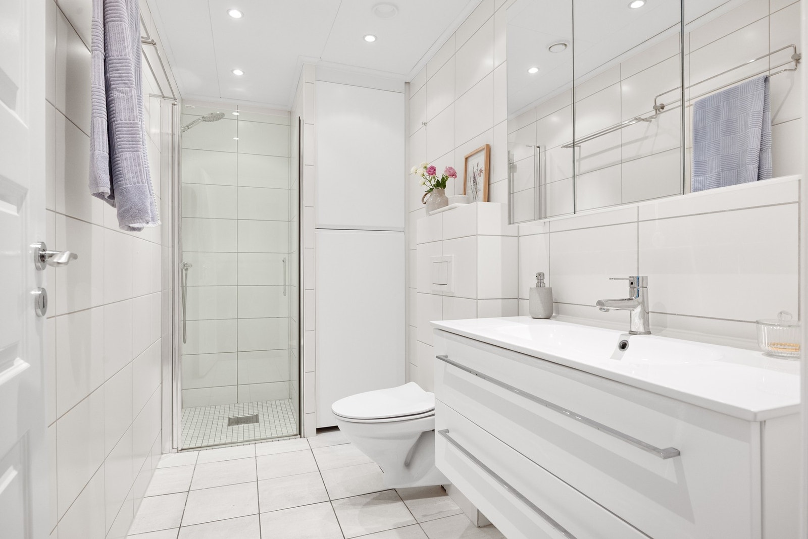 Pent, flislagt baderom fra 2010 med downlights i himling og varme i gulv. Galleribilde