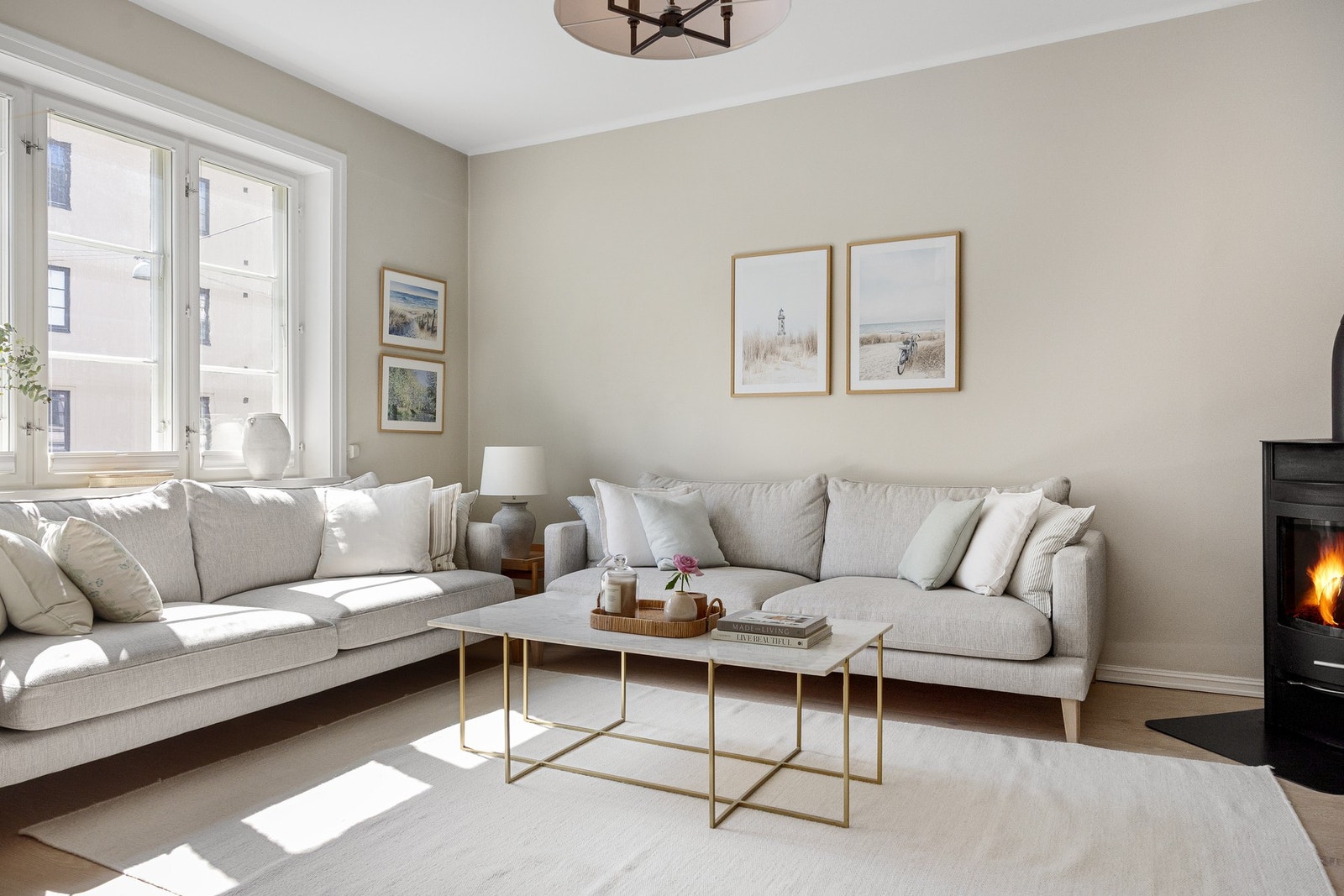 Lys og luftig stue med god plass til sofagruppe, sofabrod og underholdningsavdeling. Galleribilde