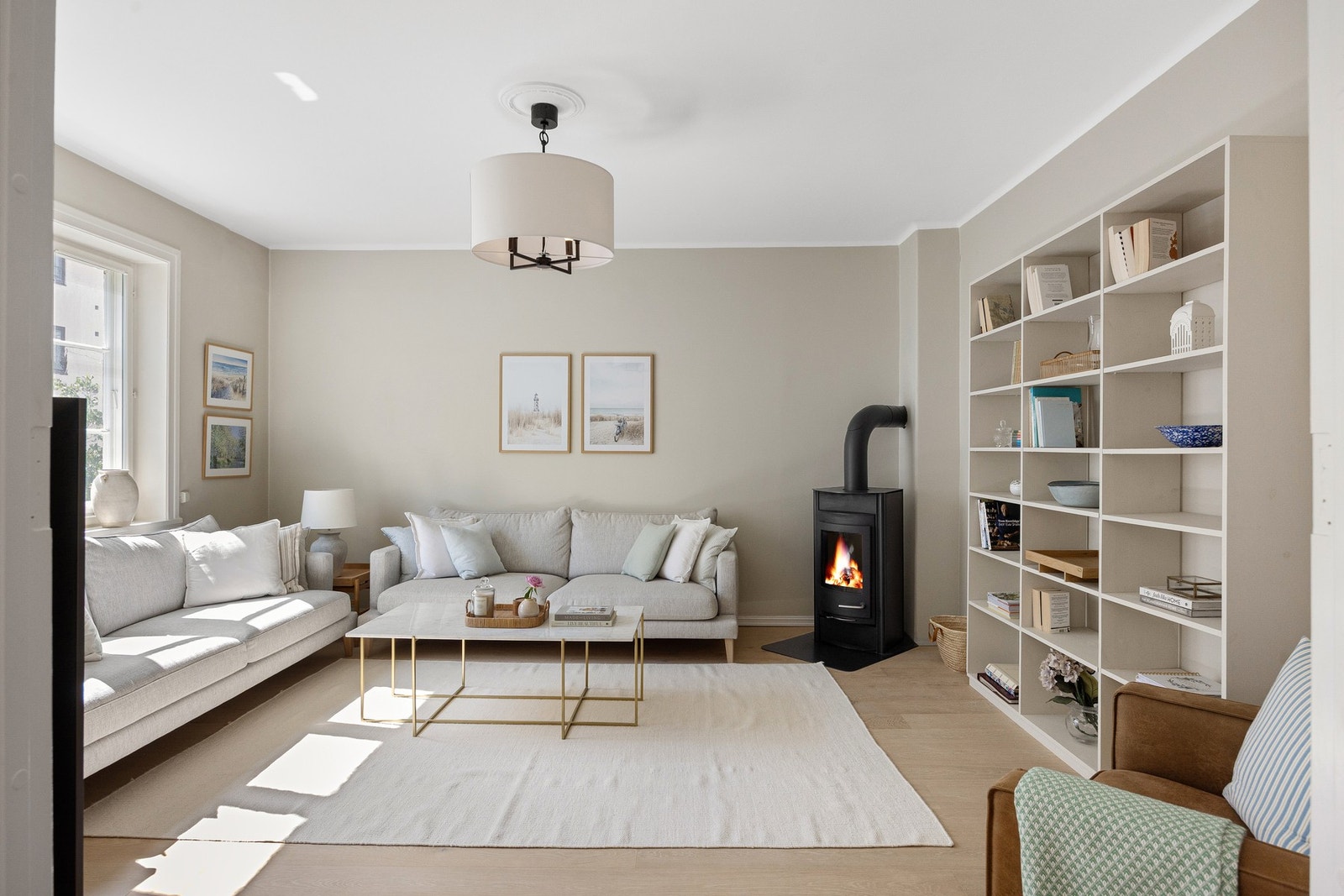 Vegg- og himlingsoverflater i stue, kjøkken og gang ble malt i 2019-2021. Galleribilde