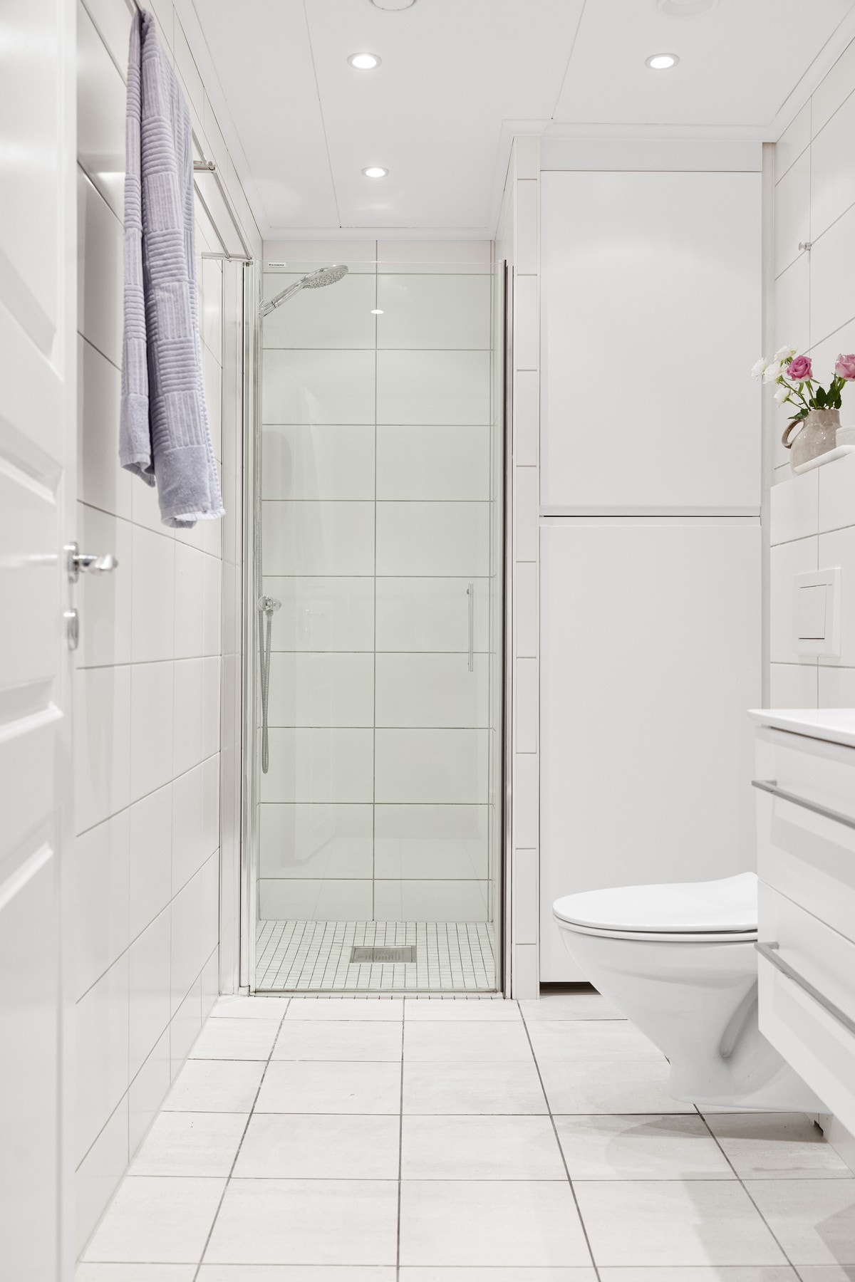 Badet er innredet med servantskap med nedfelt servant, speilskap, veggmontert toalett og dusjnisje. Galleribilde