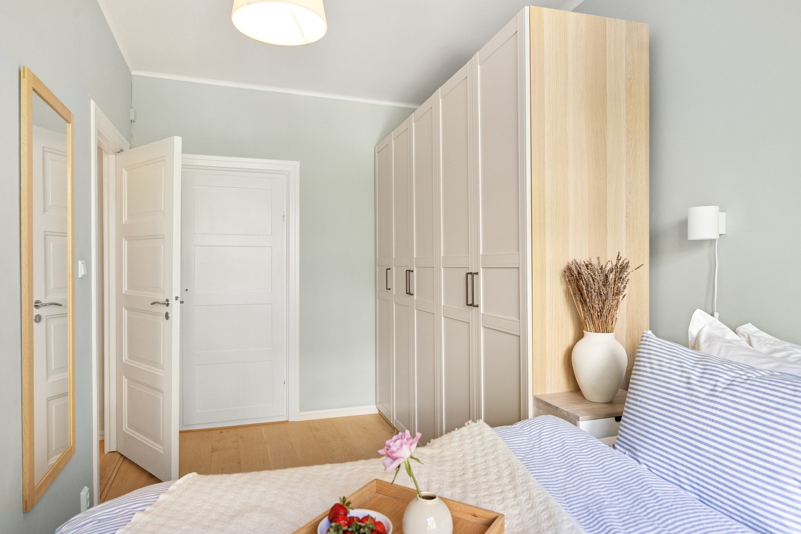 Begge soverommene vender mot stille og rolig bakgård. Galleribilde