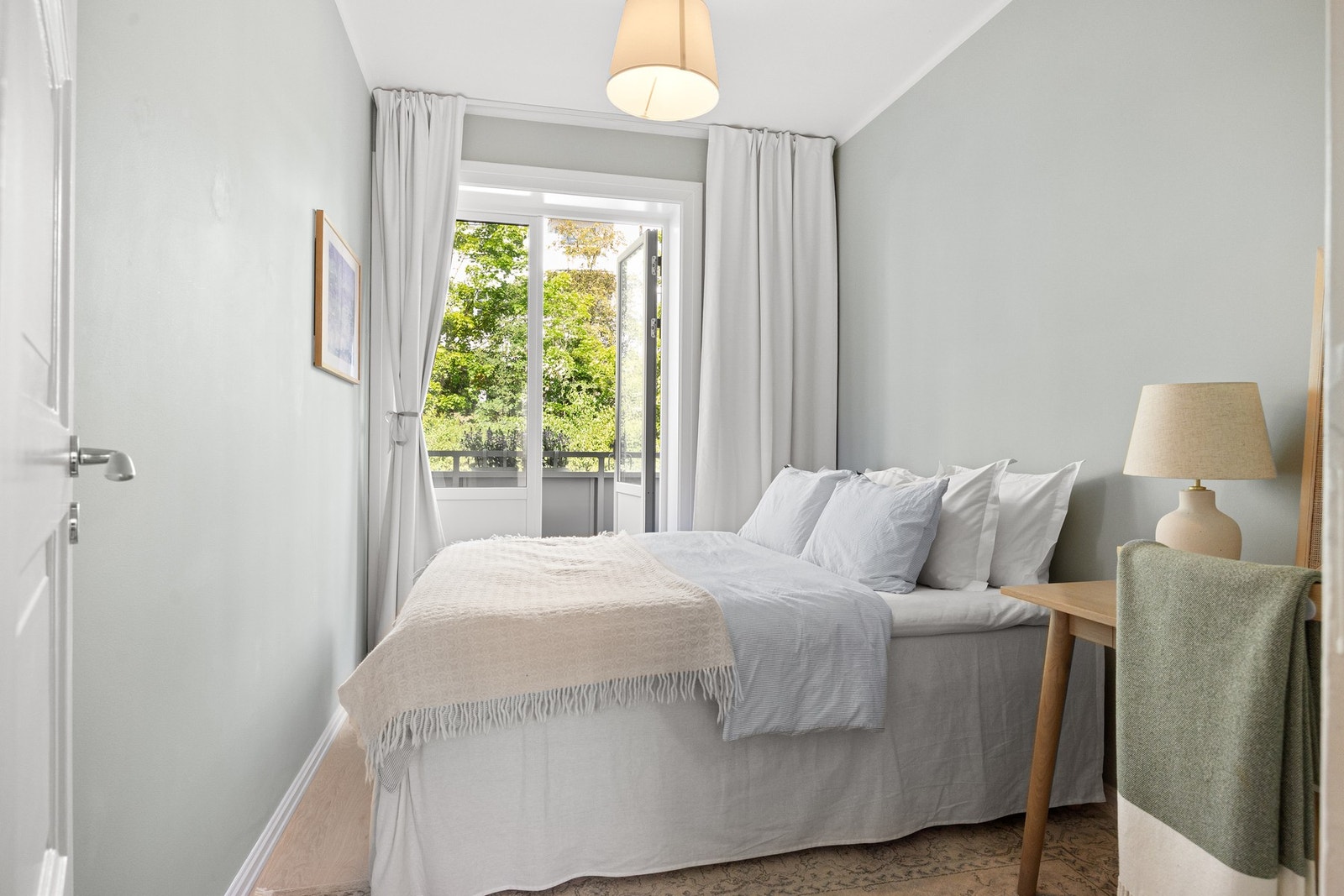 Soverom 2 med plass til dobbeltseng og garderobe. Adkomst til flott balkong. Galleribilde