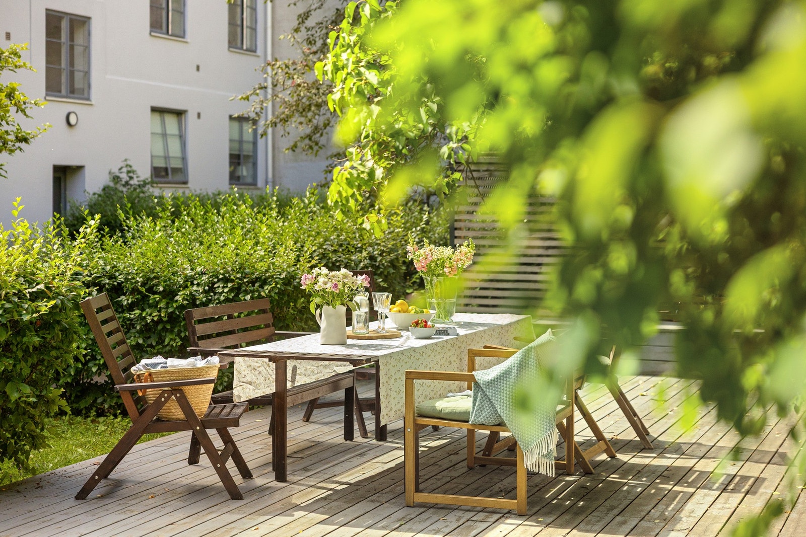 Pent opparbeidet med diverse grøntareal, sykkelparkering og sittegrupper. Galleribilde