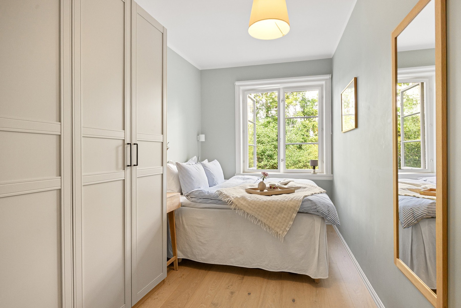 Soverom 1 er av god størrelse med plass til dobbeltseng, nattbord og garderobeskap. Galleribilde