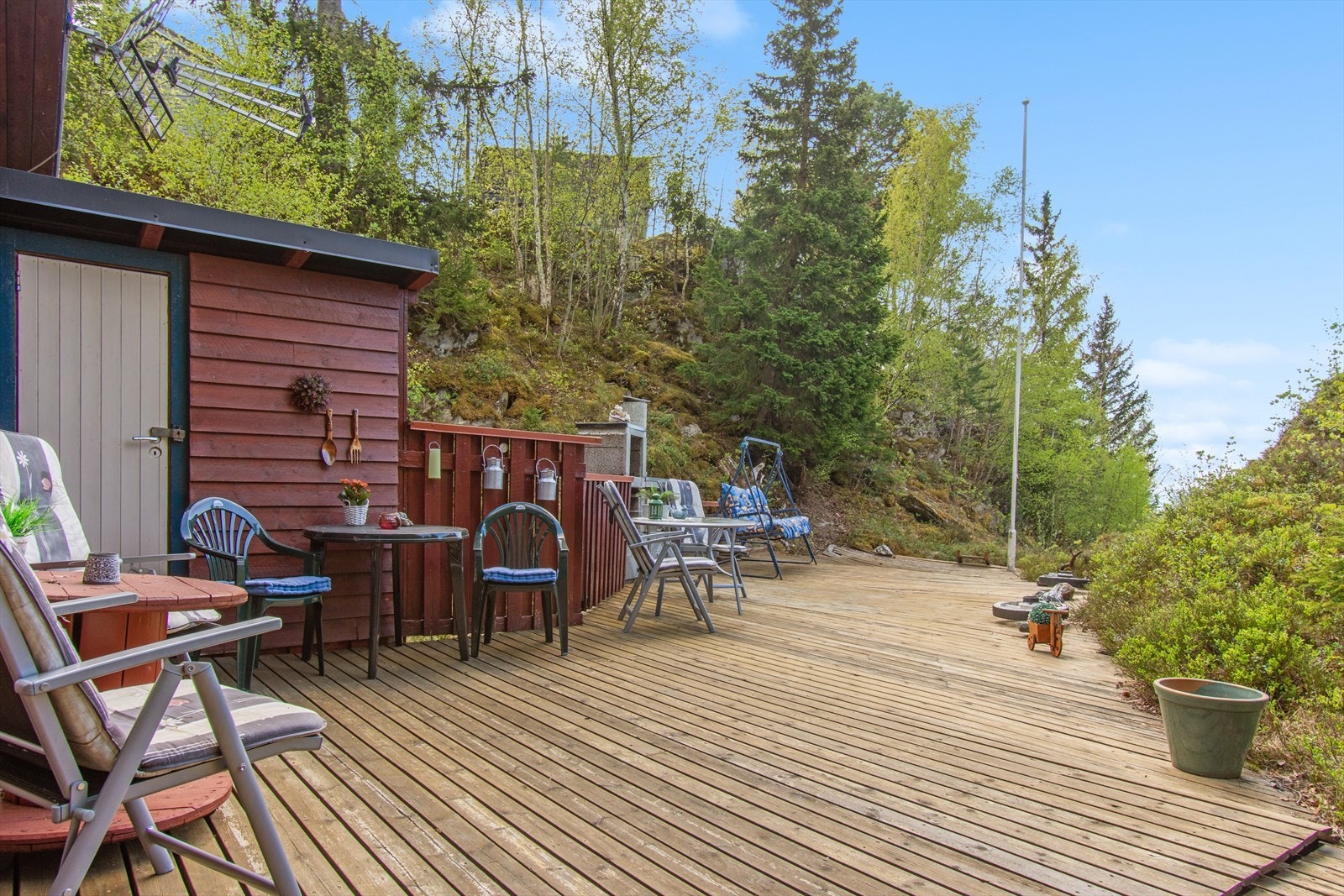 Stor terrasse med behov for justering og vedlikehold. Galleribilde