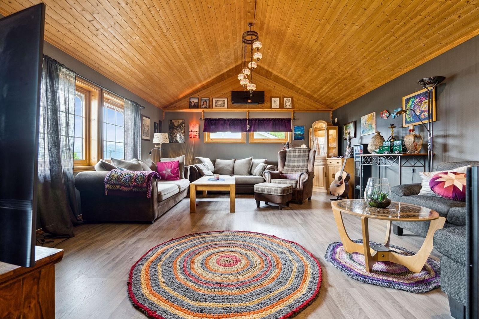 Stue med stor takhøyde. Galleribilde