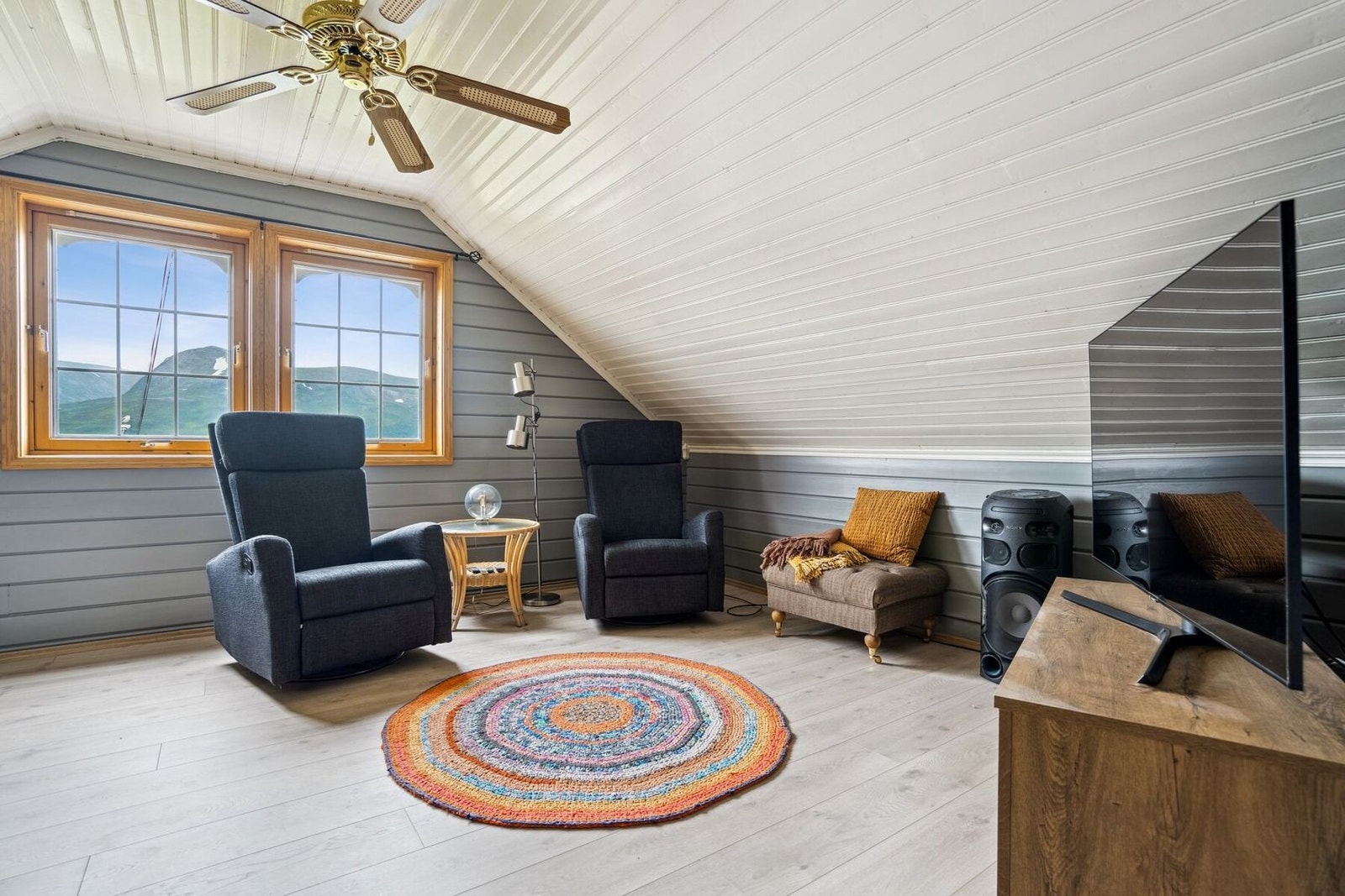 Lys og trivelig lofsstue. Galleribilde