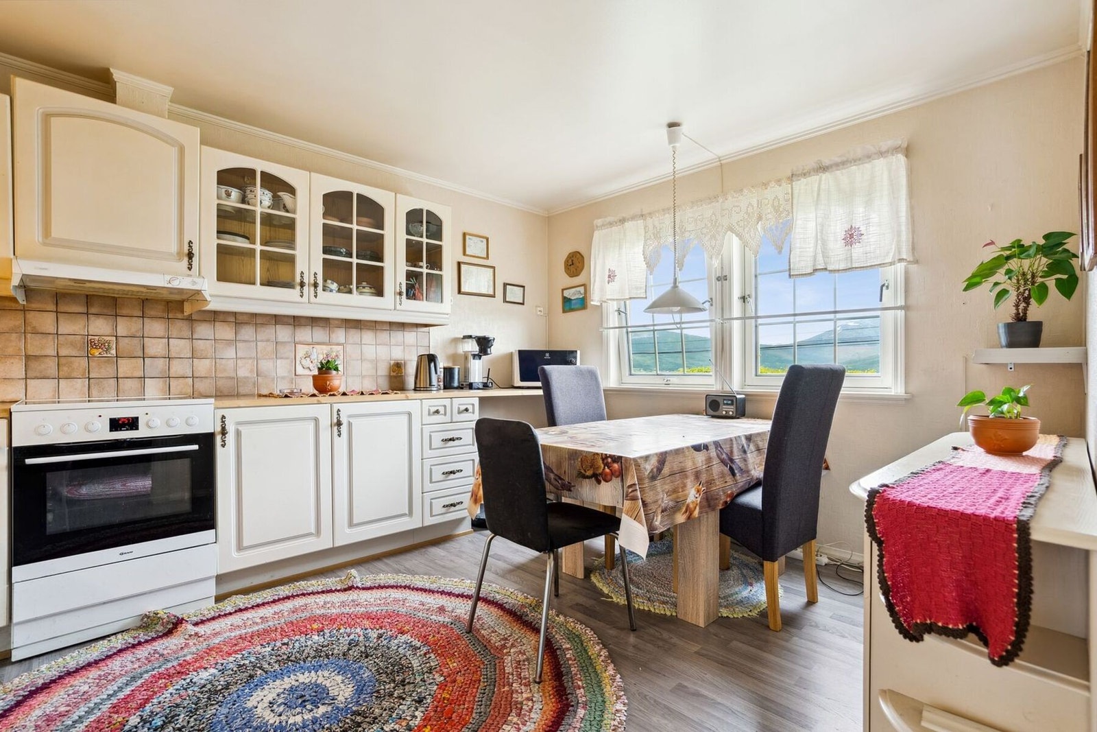 Kjøkken med god skap- og benkeplass. Galleribilde