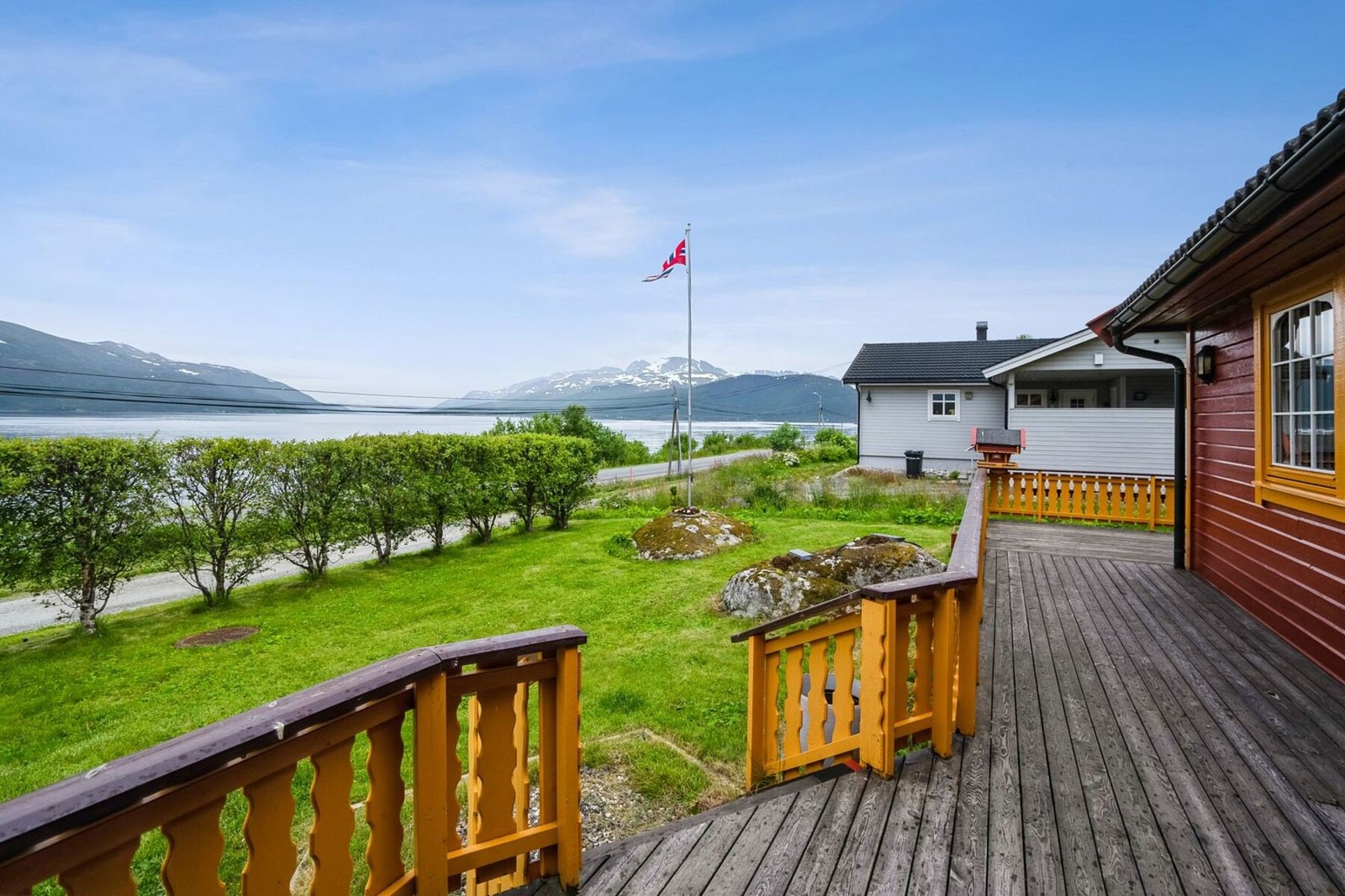 Store terrasser rundt boligen (81 kvm) Galleribilde