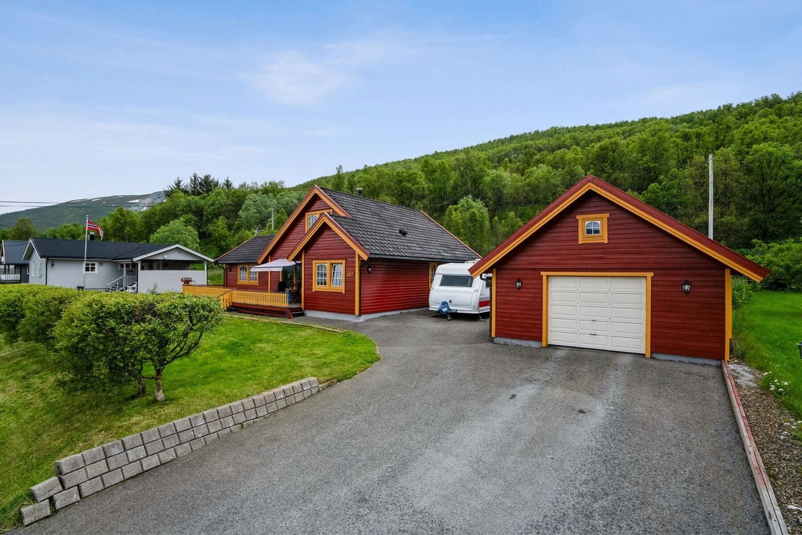 Asfaltert adkomst med garasje og meget gode parkeringsmuligheter Galleribilde