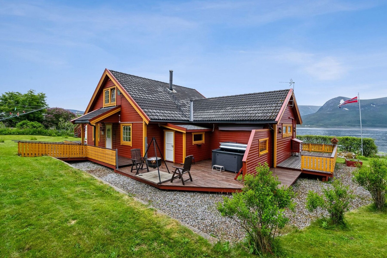 Flott eiendom med en nydelig beliggenhet. Jacuzzi og bålpanne. Galleribilde
