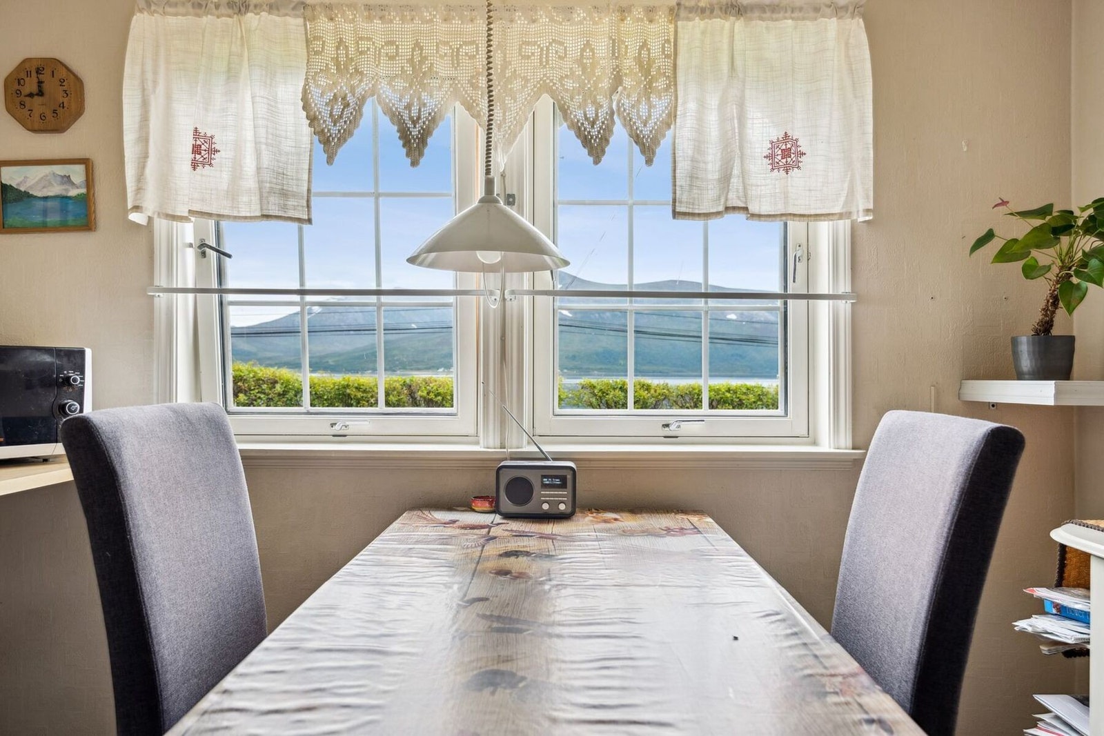 Spisestue med vakker utsikt. Galleribilde