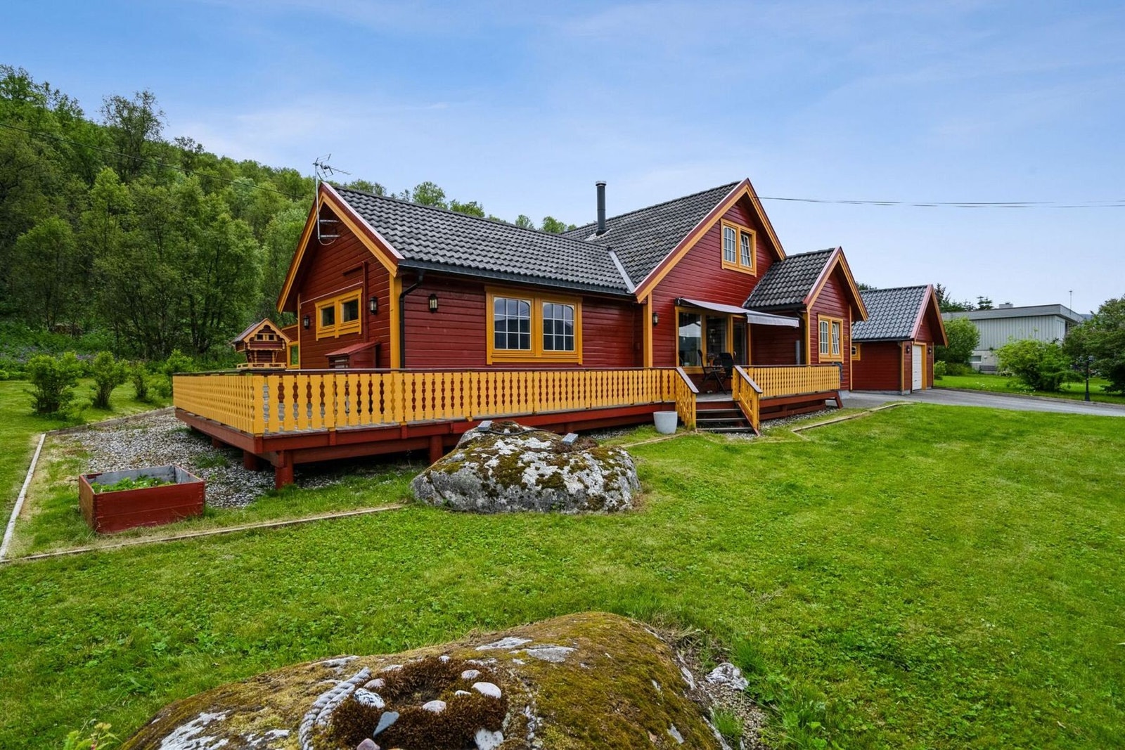 Stor tomt som er meget pent opparbeidet med plen og beplantning. Galleribilde