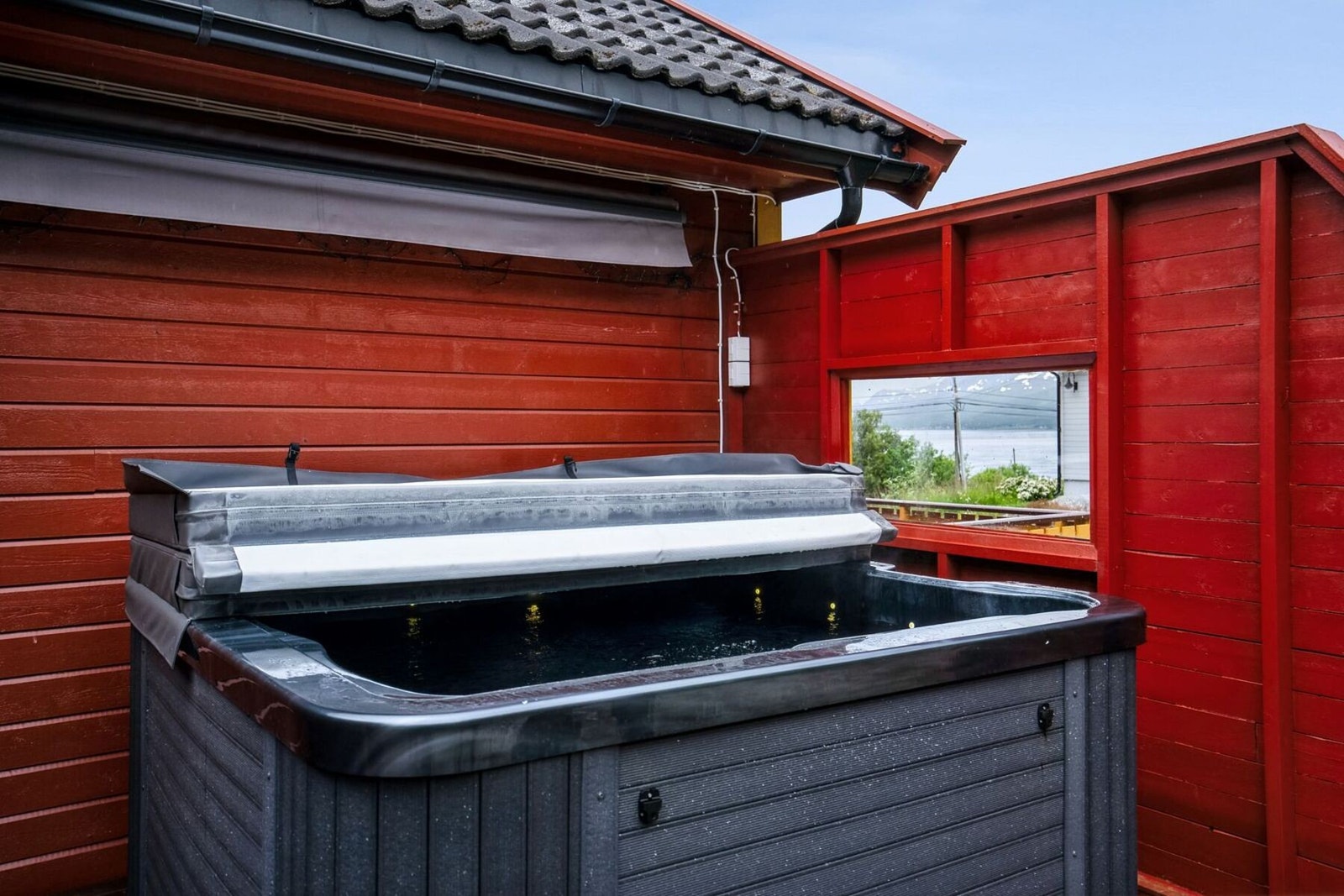 Jacuzzi i en skjermet krok av terrassen Galleribilde