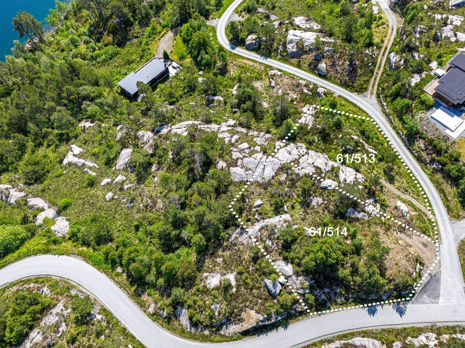 bnr 513 og 514 ligger like ved innkjørselen til Straumsreset, når man tar av fra Kråkevegen Galleribilde