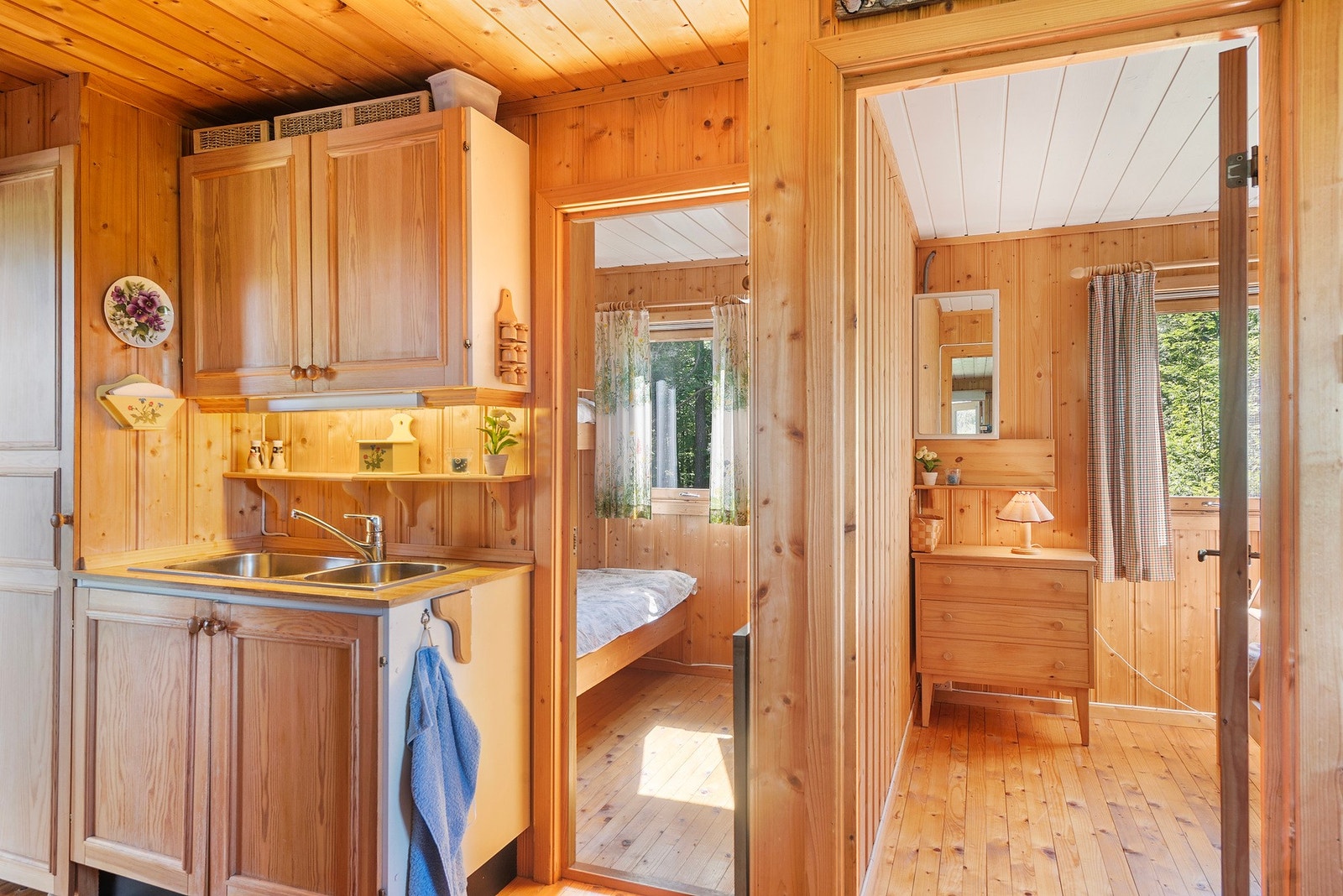 Det er tre soverom totalt - to inne i hytta og ett i annekset Galleribilde