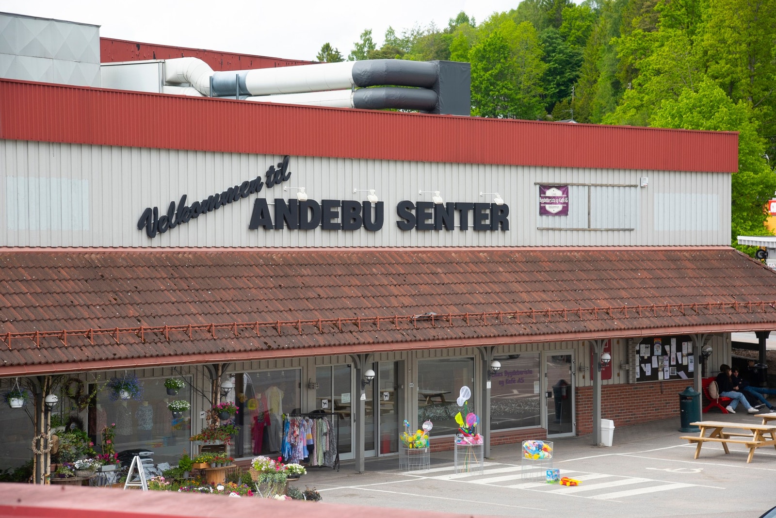 Det er kort avstand inn til Andebu sentrum som tilbyr det meste av sentrumsfasiliteter Galleribilde