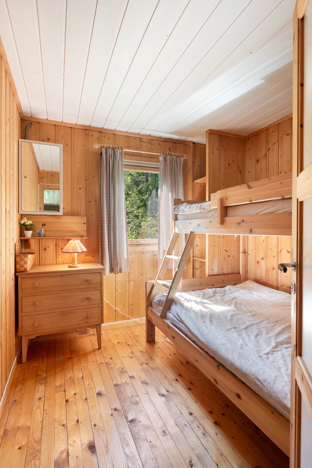 Soverommene er kompakte og utnyttet effektivt med blant annet familiekøye og skapplass Galleribilde