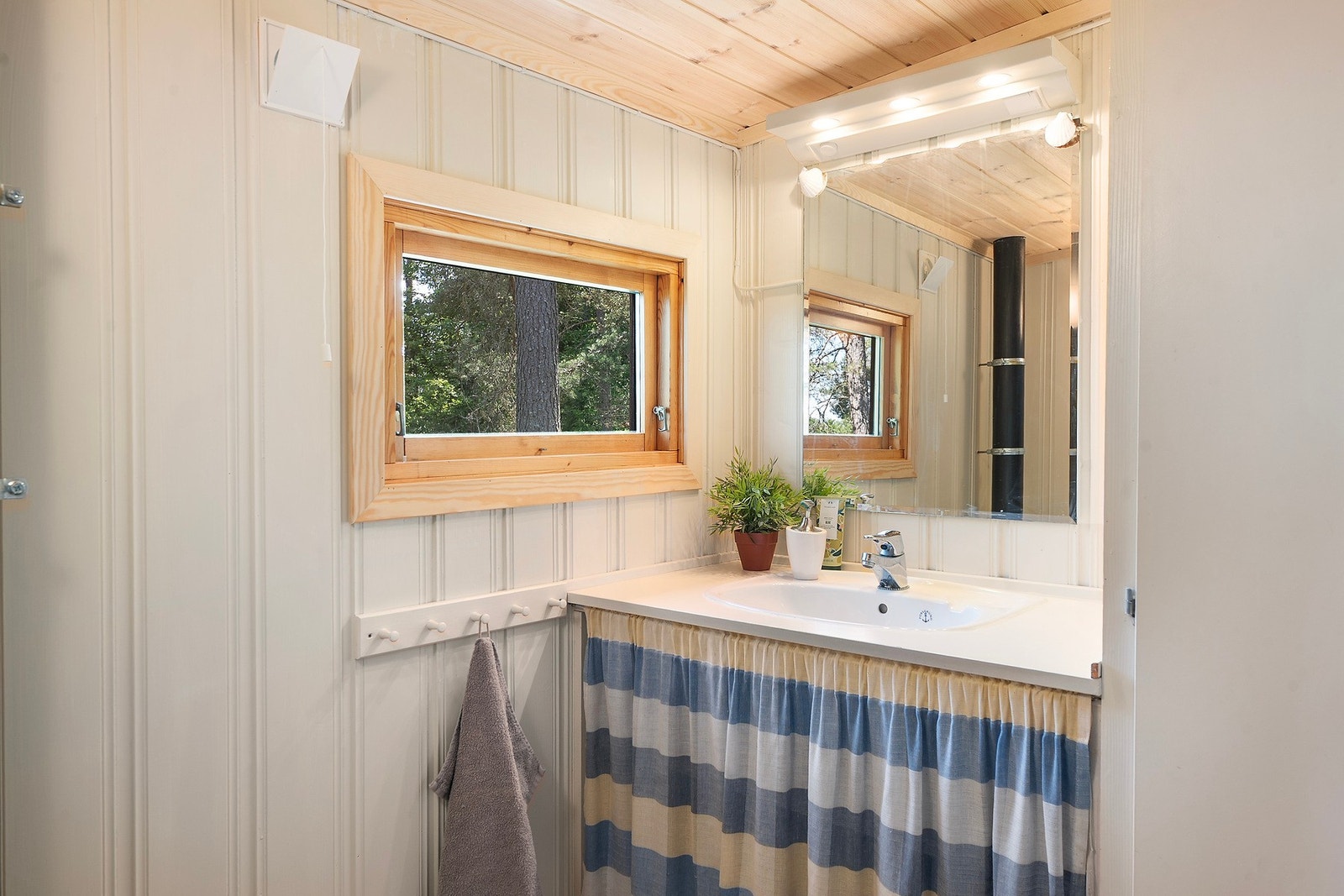 Toalettet på hytta har Cinderella forbrenningstoalett og annekset har separett-toalett Galleribilde