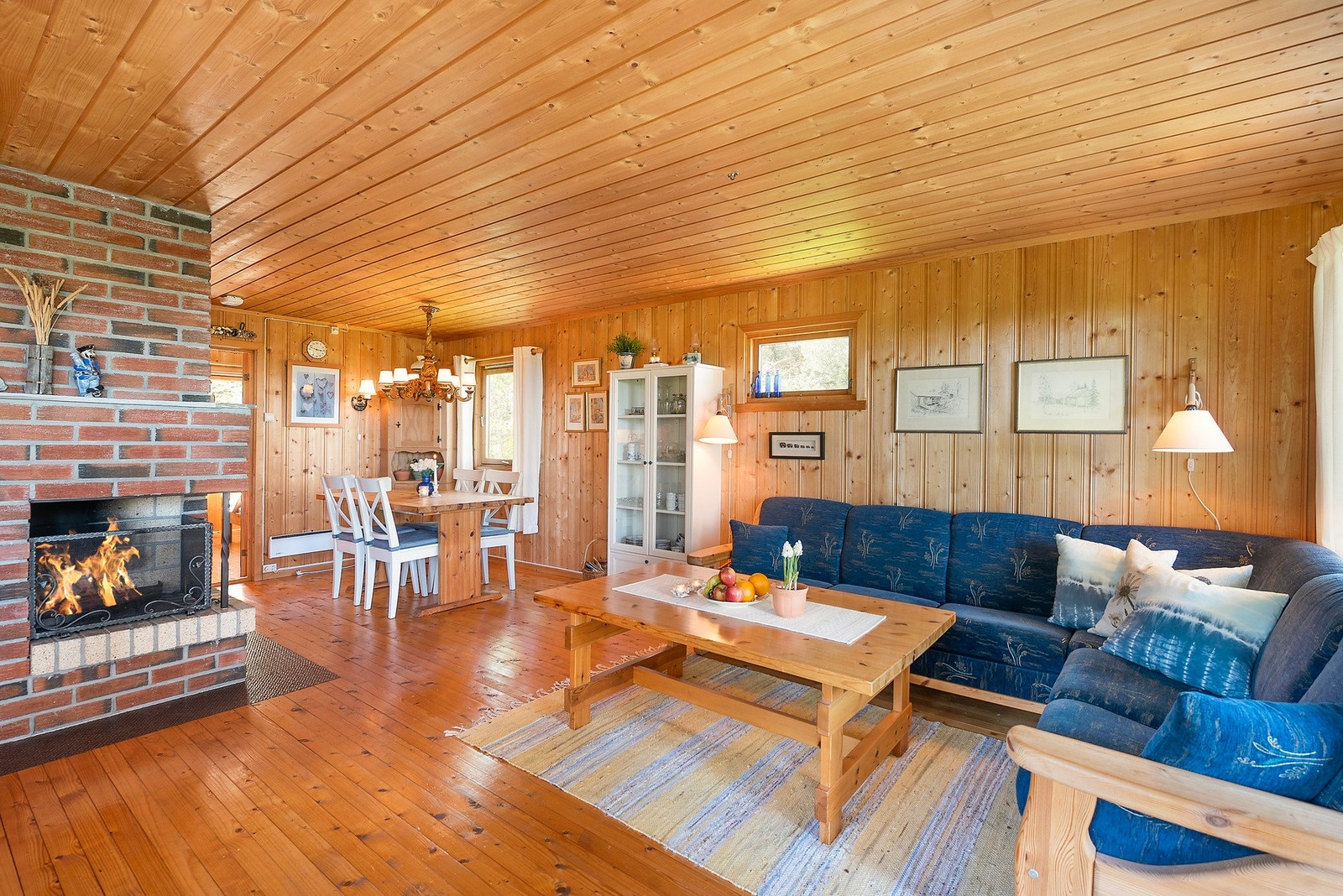 Hytta er innredet i tradisjonell, varm hyttestil med heltre panel på vegger og tak, og heltre gulv i alle rommene Galleribilde