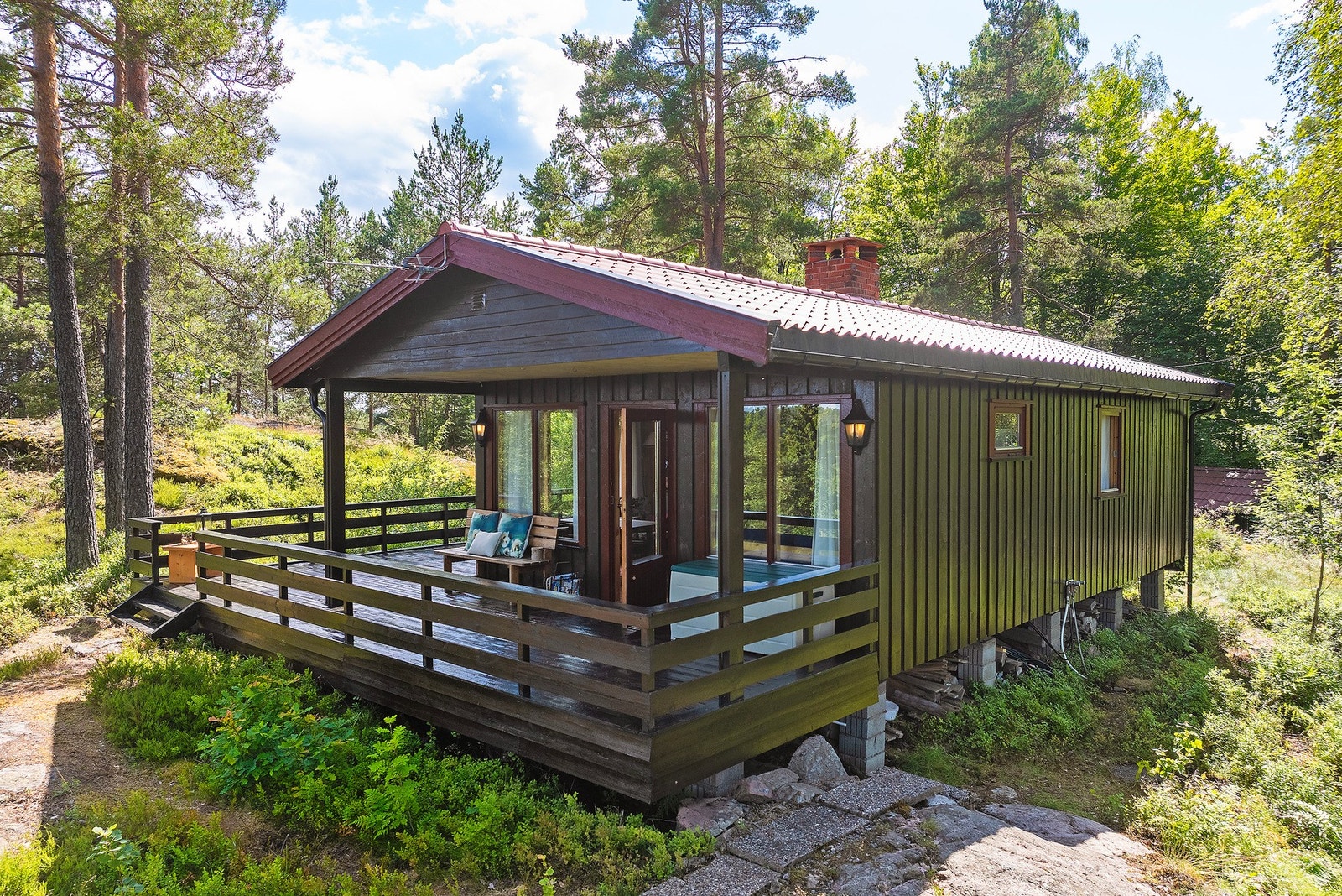 Hytta er fra 1979 og er over tid oppgradert. Hytta er oppført på søyler av betongblokker og yttervegger med bindingsverkskonstruksjon kledd med stående og noe liggende kledning Galleribilde