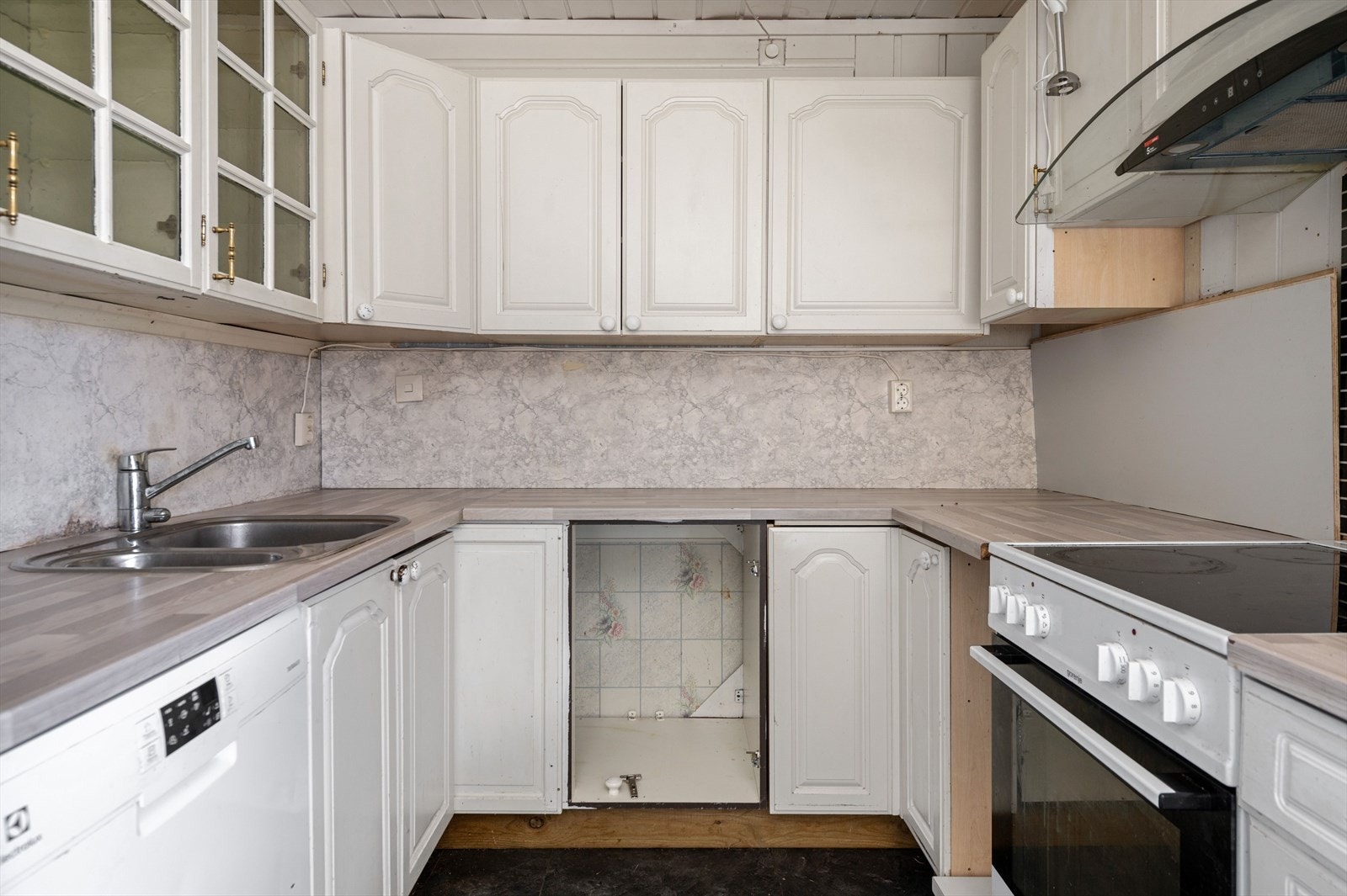 Kjøkkenet har god skap- og benkeplass. Galleribilde