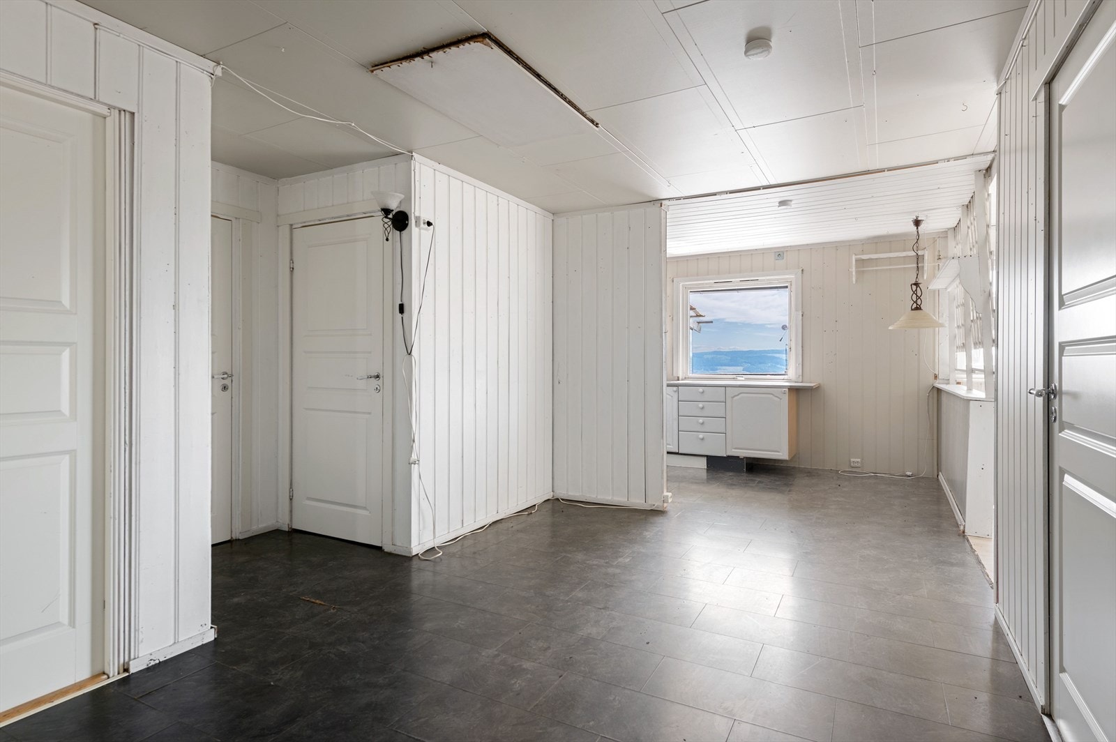 Romslig gang. Galleribilde