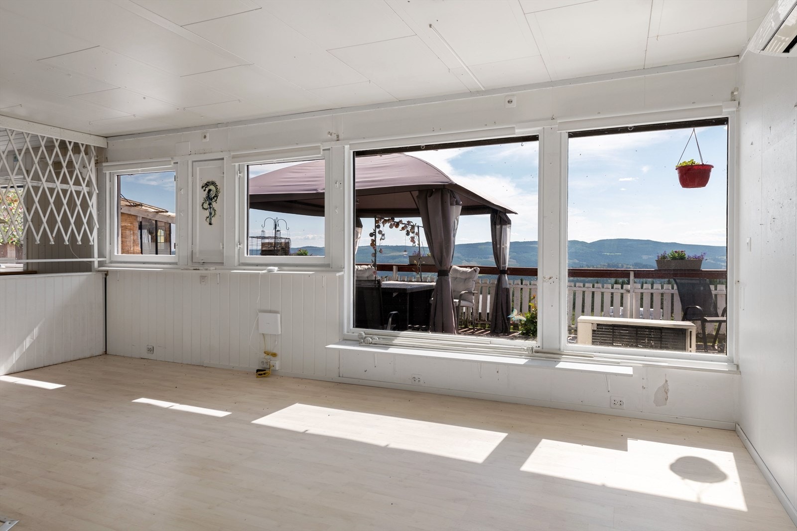 Stua har store vinduer som gir mye naturlig lys. Galleribilde