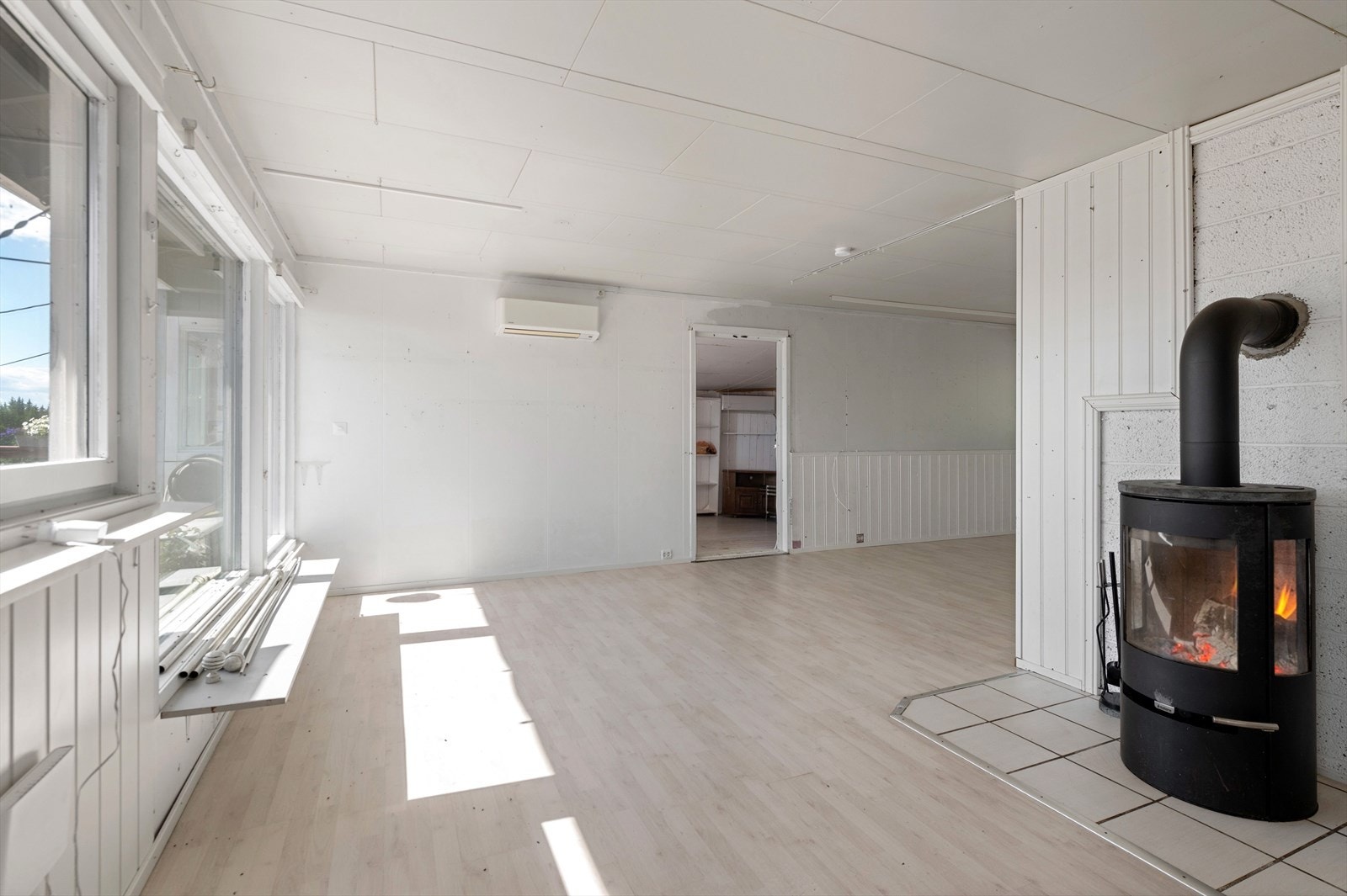 Lys og innbydende stue med god plass. Galleribilde