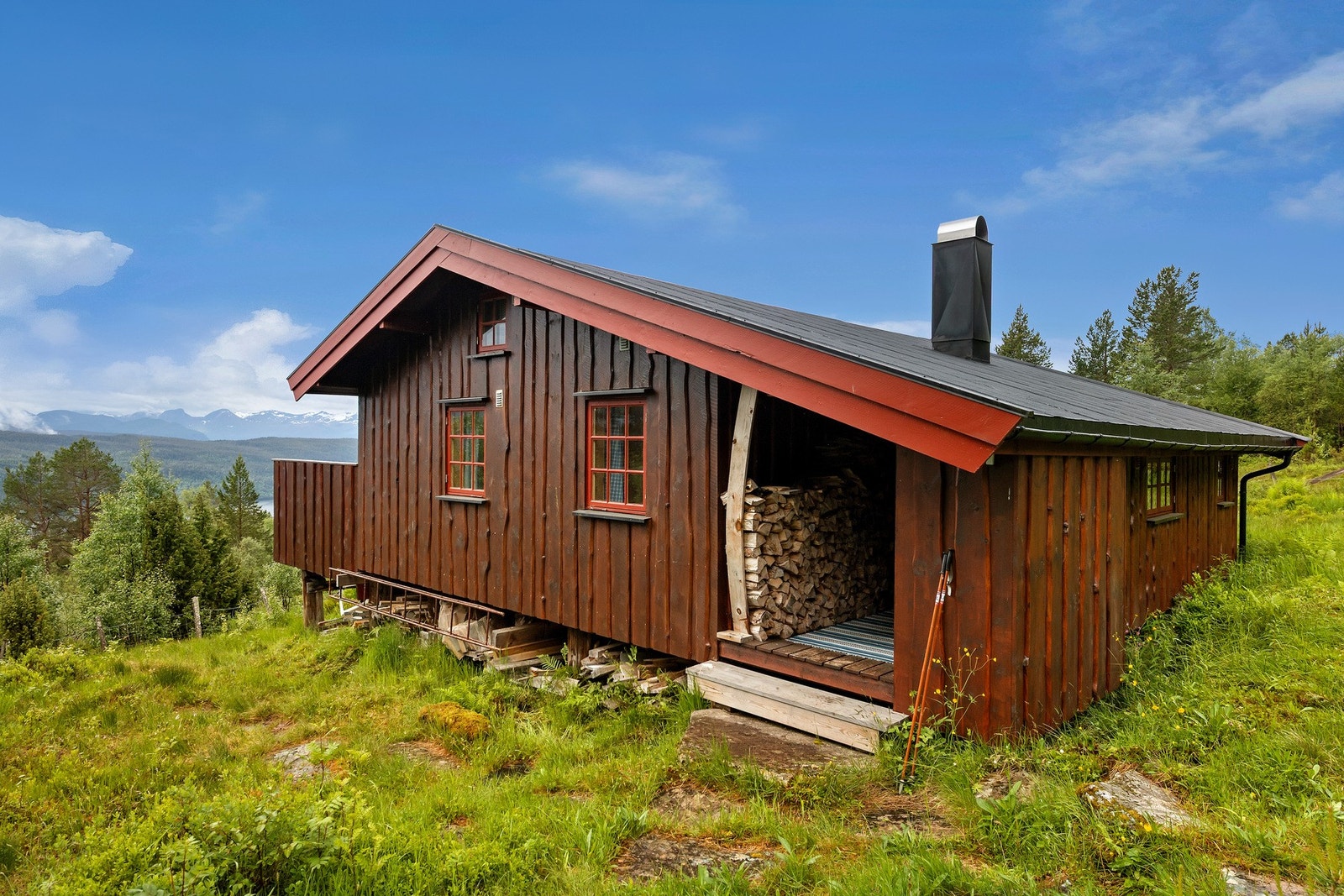 Overbygd inngangsparti på østsiden Galleribilde