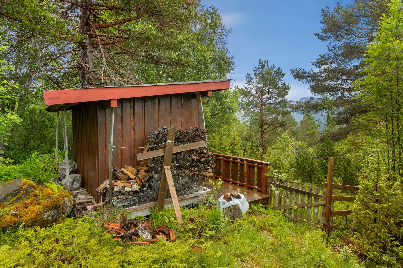 Utvendig bod med utedo Galleribilde