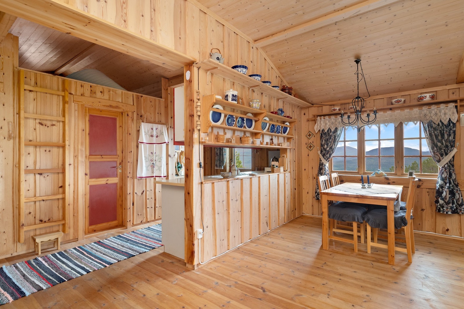 Delvis åpen løsning mellom kjøkken og spiseplass/stue Galleribilde