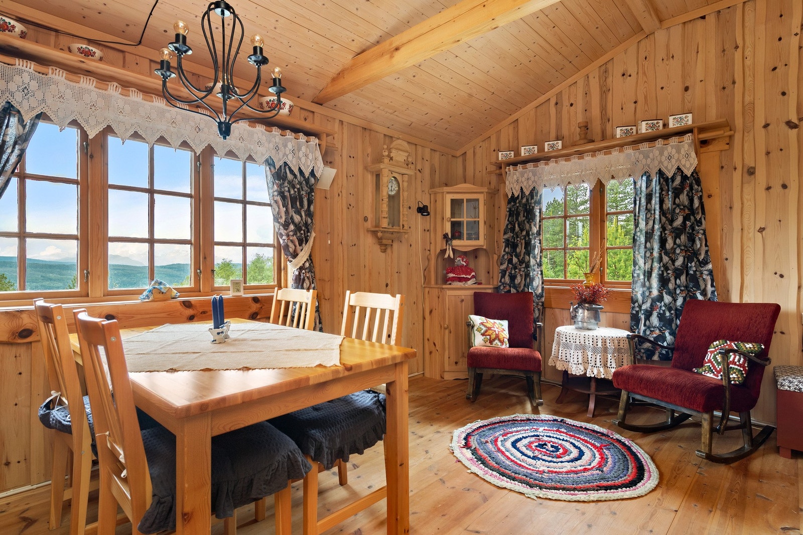 Hytta har et gjennomført, koselig hyttepreg med trehvite flater Galleribilde