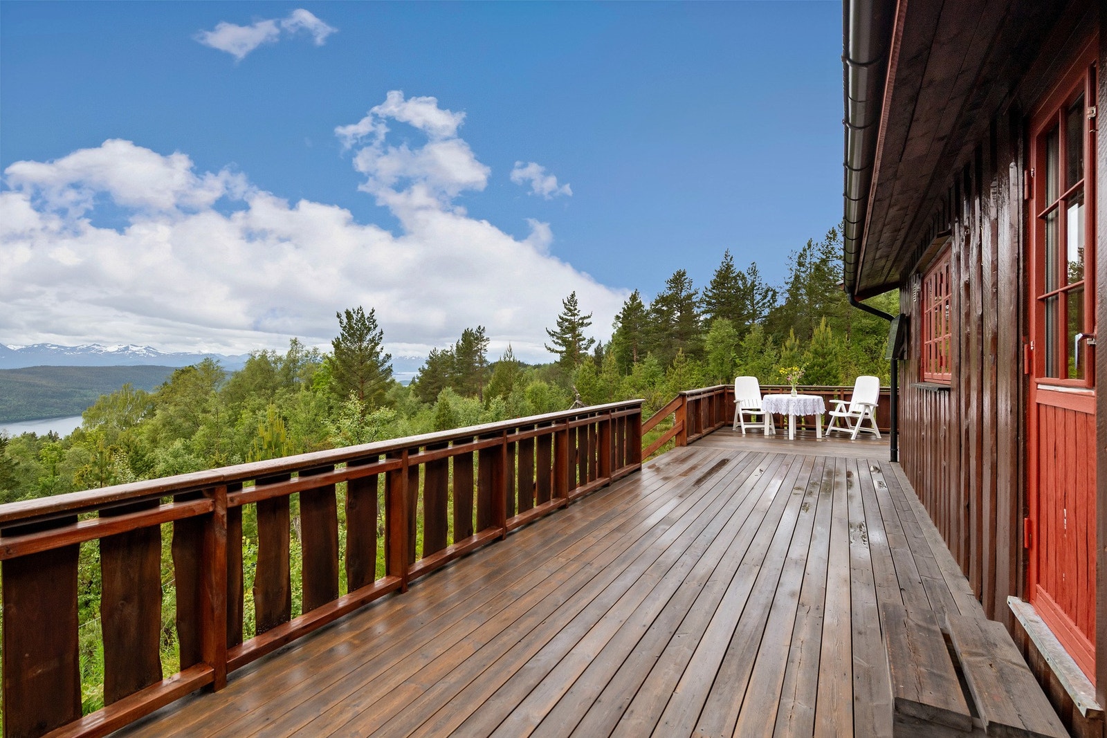 Stor veranda med utsikt mot Fannefjorden Galleribilde