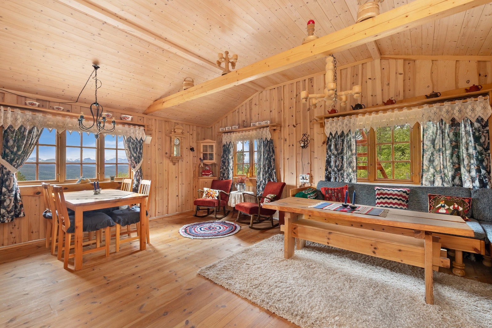 Stor og romslig stue med god tahøyde Galleribilde