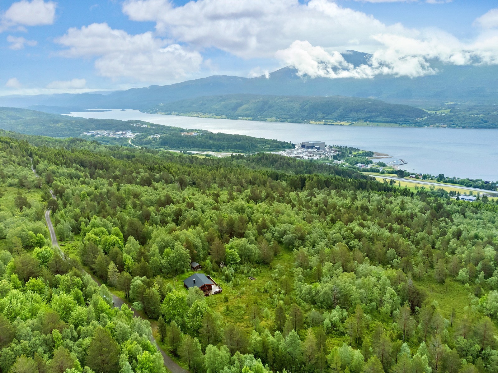 Hytta ligger i Hjelsetmarka ca 25 minutter utenfor Molde sentrum Galleribilde