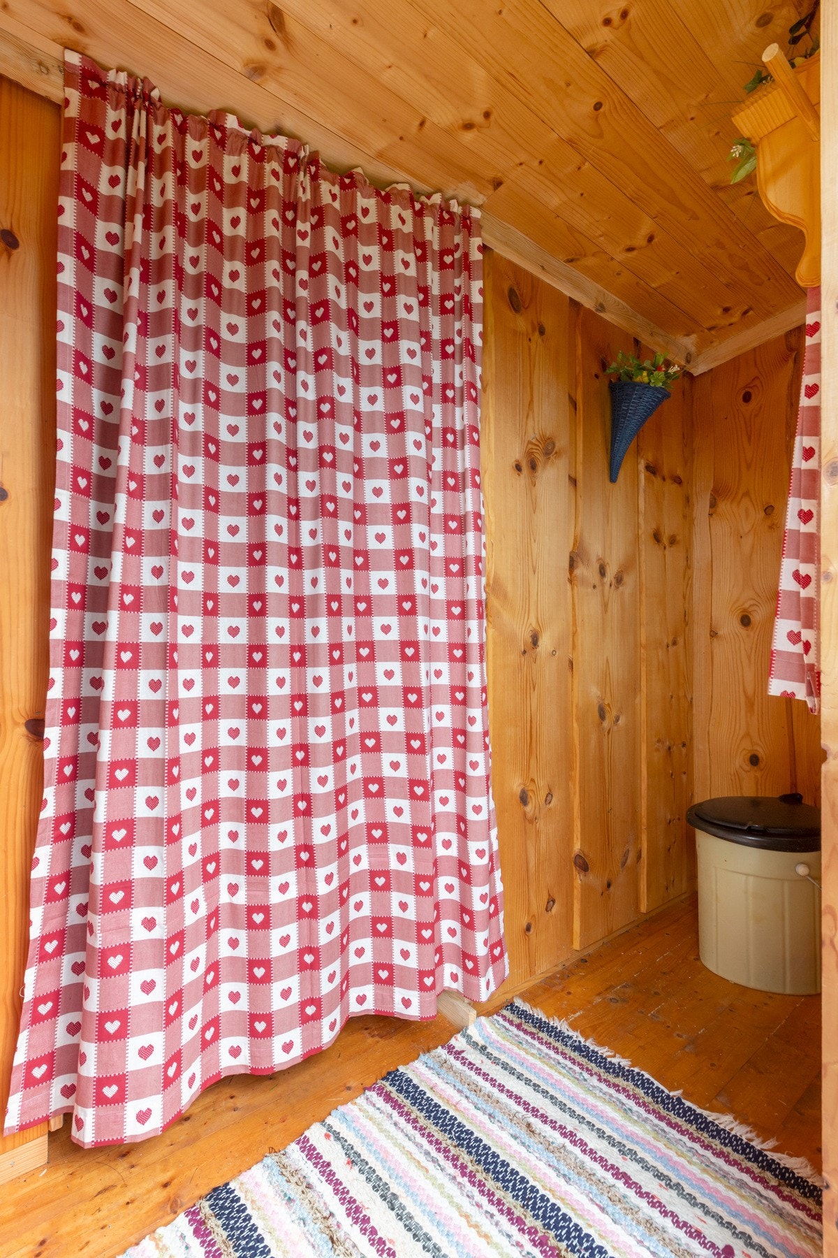 Frittstående bod med utedo Galleribilde