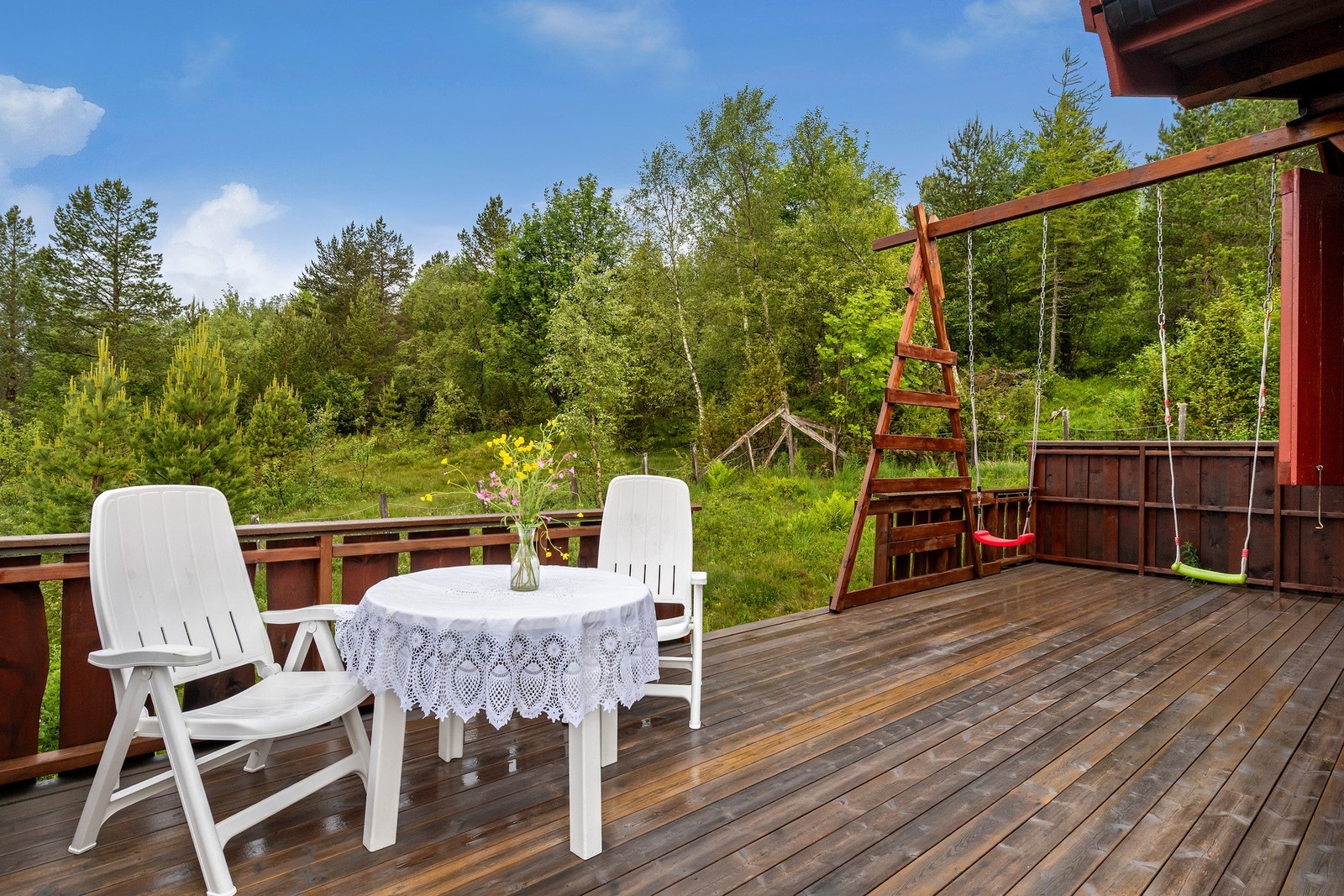 Det er fin kveldssol på vestsiden av verandaen Galleribilde