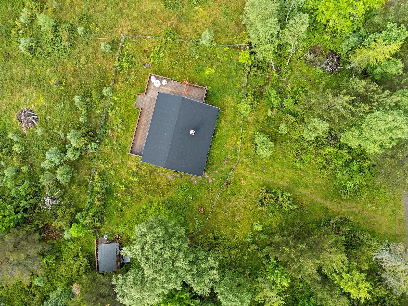 Områdebilde - tomten er større en det arealet som i dag er inngjeret (se vedlagt kart i salgsoppgaven) Galleribilde